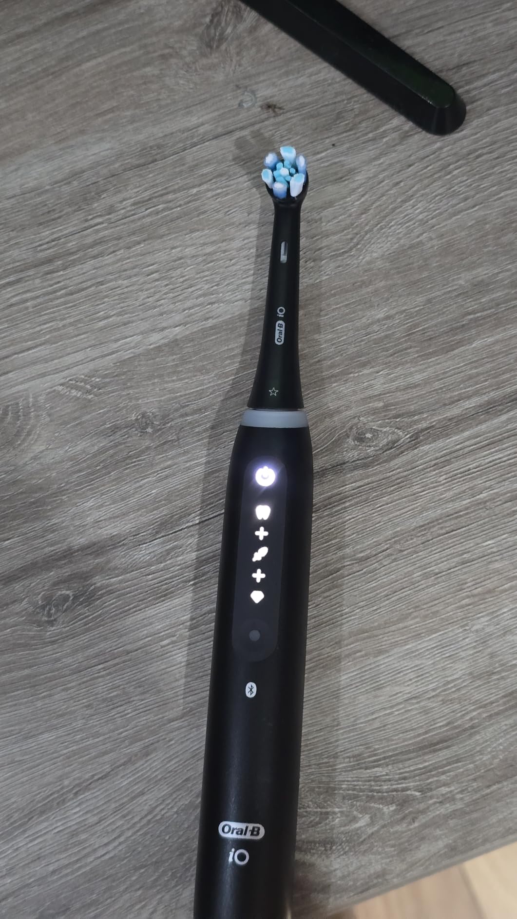 Oral-B Rechargeable Electric Toothbrush, iO5 Customizable Clean, 5 Cleaning Modes, Visual Pressure Sensor to Protect Gums, Travel Case, Black customer photo 2
