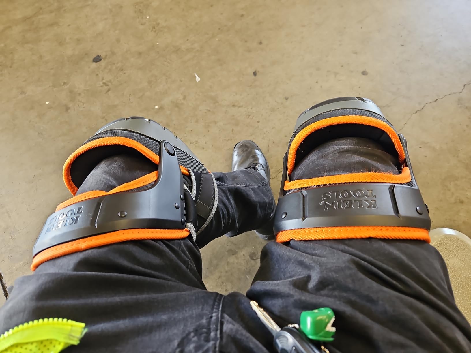 Klein Tools 60491 Hinged Knee Pads, Heavy Duty Gel Foam Protective Knee Pads with Quick-Fasten Buckle and Thigh Strap, Black customer photo 2