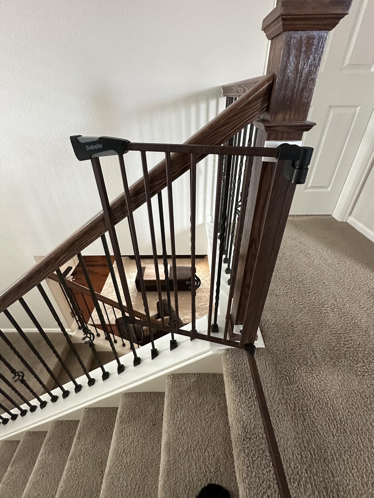 Babelio 29-55 Inch Extra Wide Baby/Dog Gate, PressGuard P7, Metal Auto Close, Pressure Mounted Pet Door for Doorways, NO Need Tools and Drilling, with Wall Cups, White customer photo 1