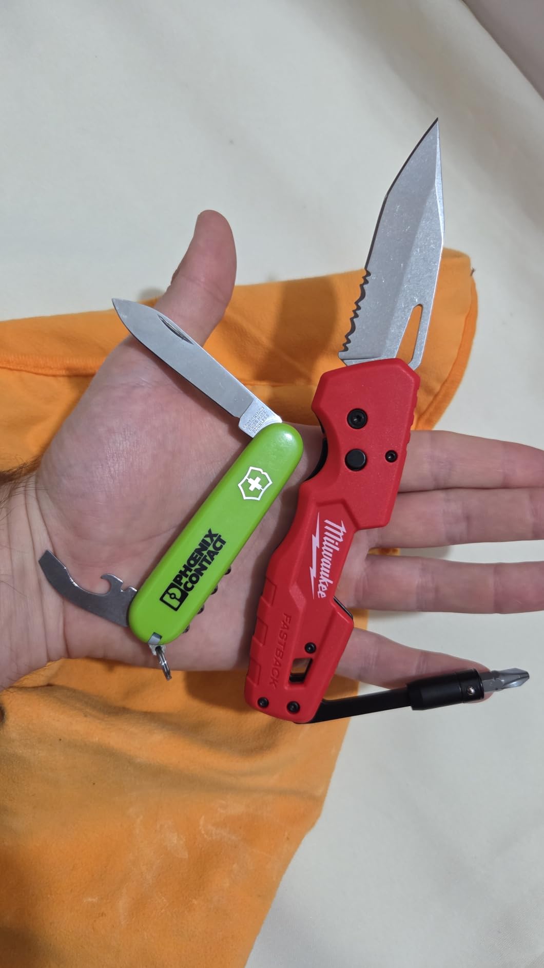 Milwaukee FASTBACK Folding Utility Knife w/Blade Multifunctionality, Red-black customer photo 1