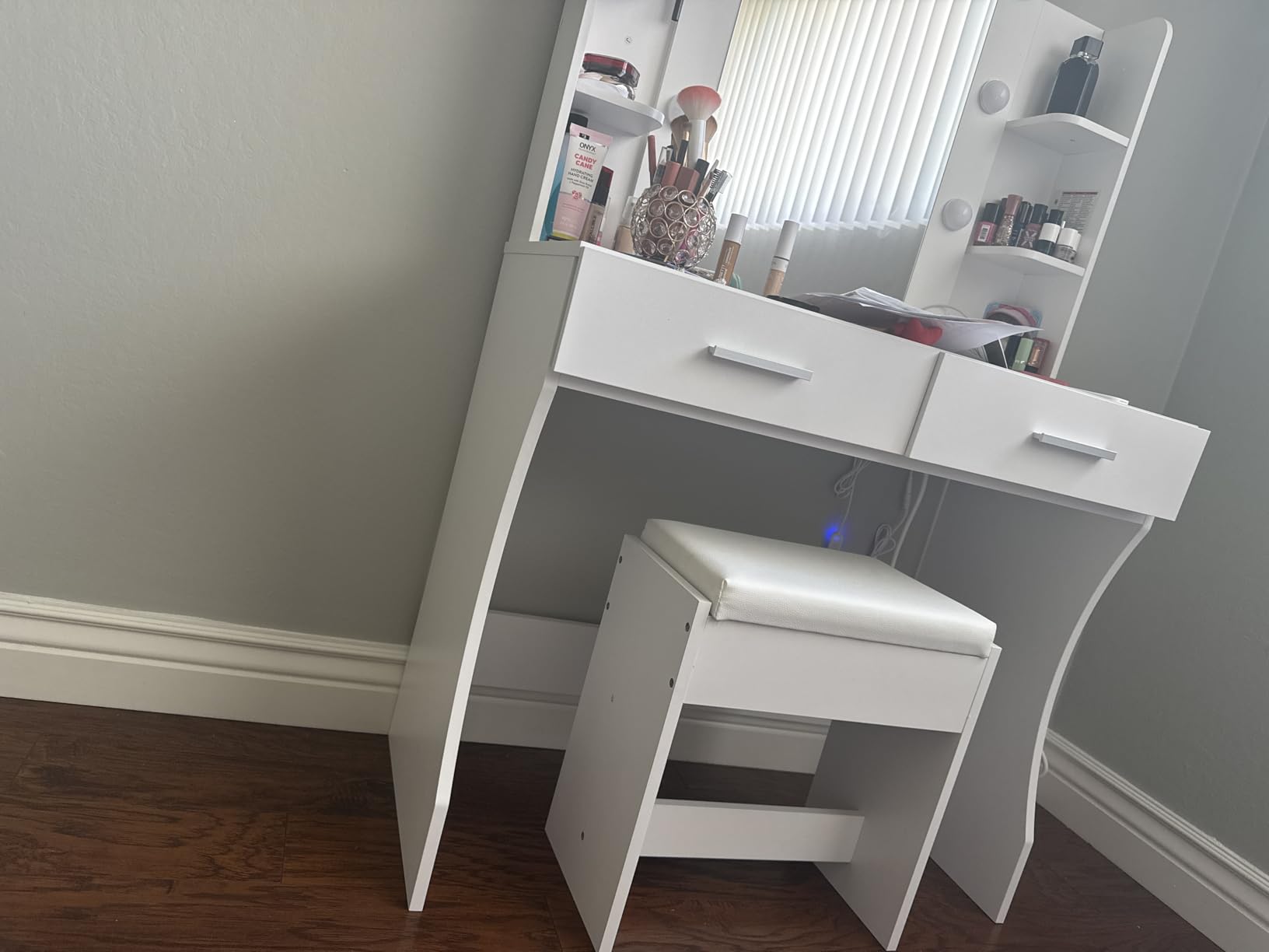 Vabches Vanity Desk with Lights, Makeup Vanity with Power Strip, Dressing Table Set with 2 Large Drawers, Vanity Mirror 3 Lighting Color Adjustable, White customer photo 1