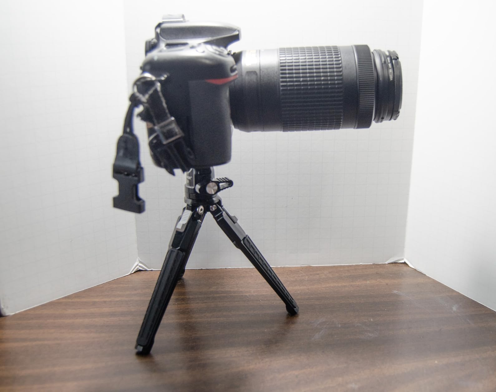 NEEWER Mini Metal Table Tripod with 360° Ball Head, Supports Vertical Recording and Handle, Portable Travel Tripod with 1/4 Inch Screw for Camera Mobile Phone Action Cam, Max. Load 3 kg, TP29 customer photo 1