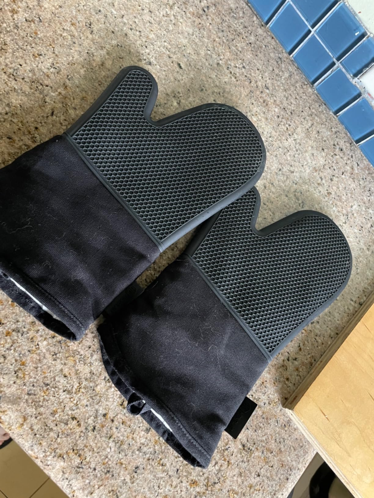 HexClad Silicone Oven Mitt Set, 2-Pack, Heat Resistant to 500ºF, Black customer photo 2