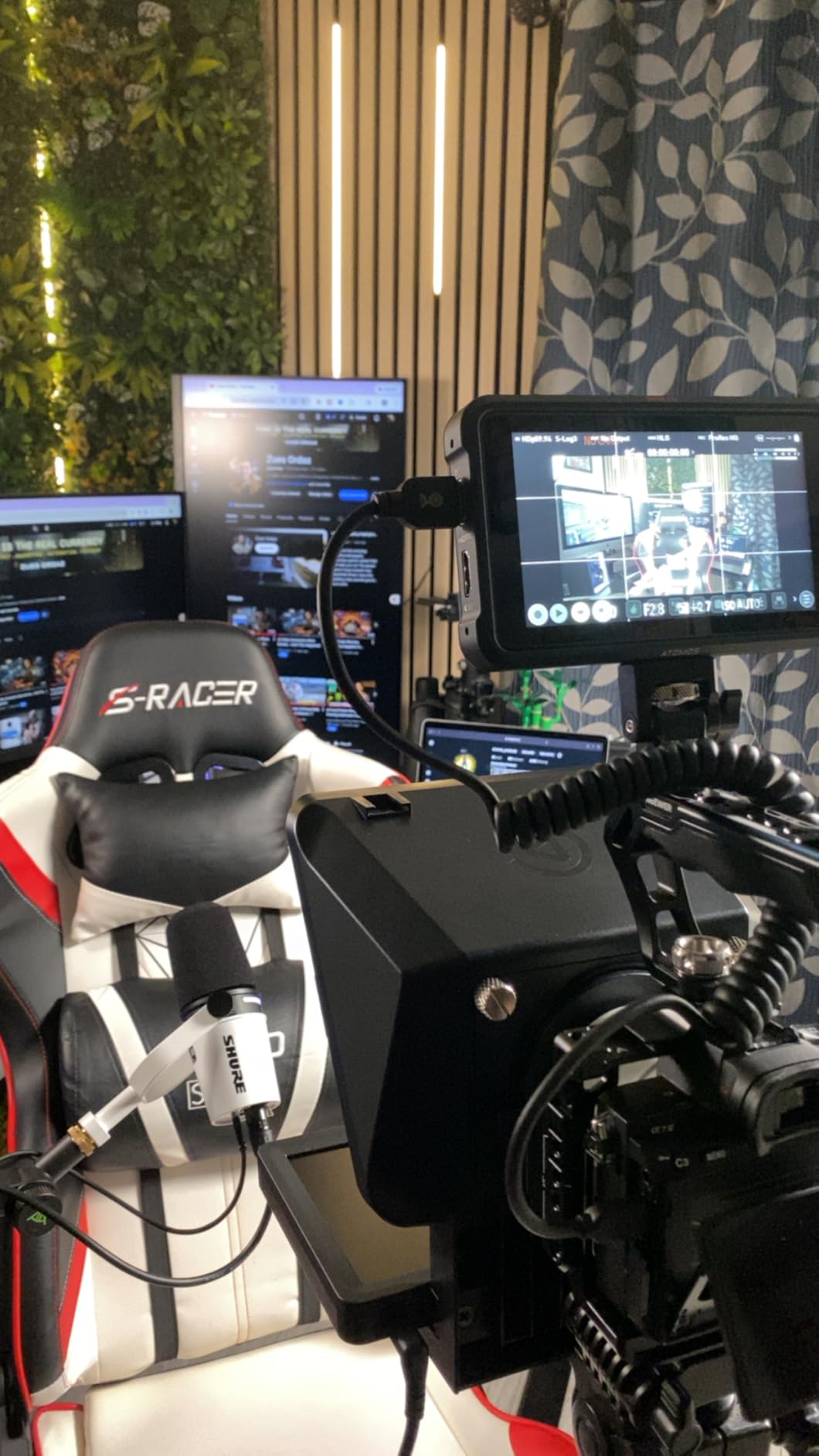 Elgato Prompter - Teleprompter with Built-in Screen for YouTube, Twitch, Zoom, 1080p Display, Supports DSLR/Webcam/Smartphone, Works with Mac/PC & Stream Deck customer photo 1