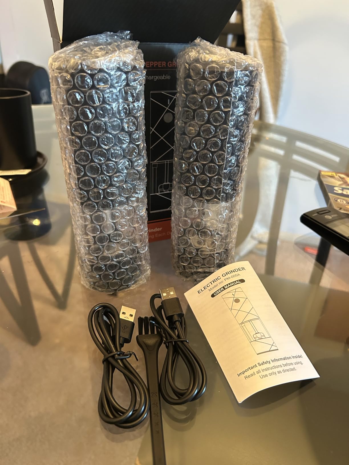 2Pack Electric Salt and Pepper Grinder Set USB Rechargeable with Warm LED Light, Adjustable Coarseness Lidaop Large Capacity Automatic Salt Pepper Mill Shakers for Kitchen, Restaurant, Outdoor, Black customer photo 2