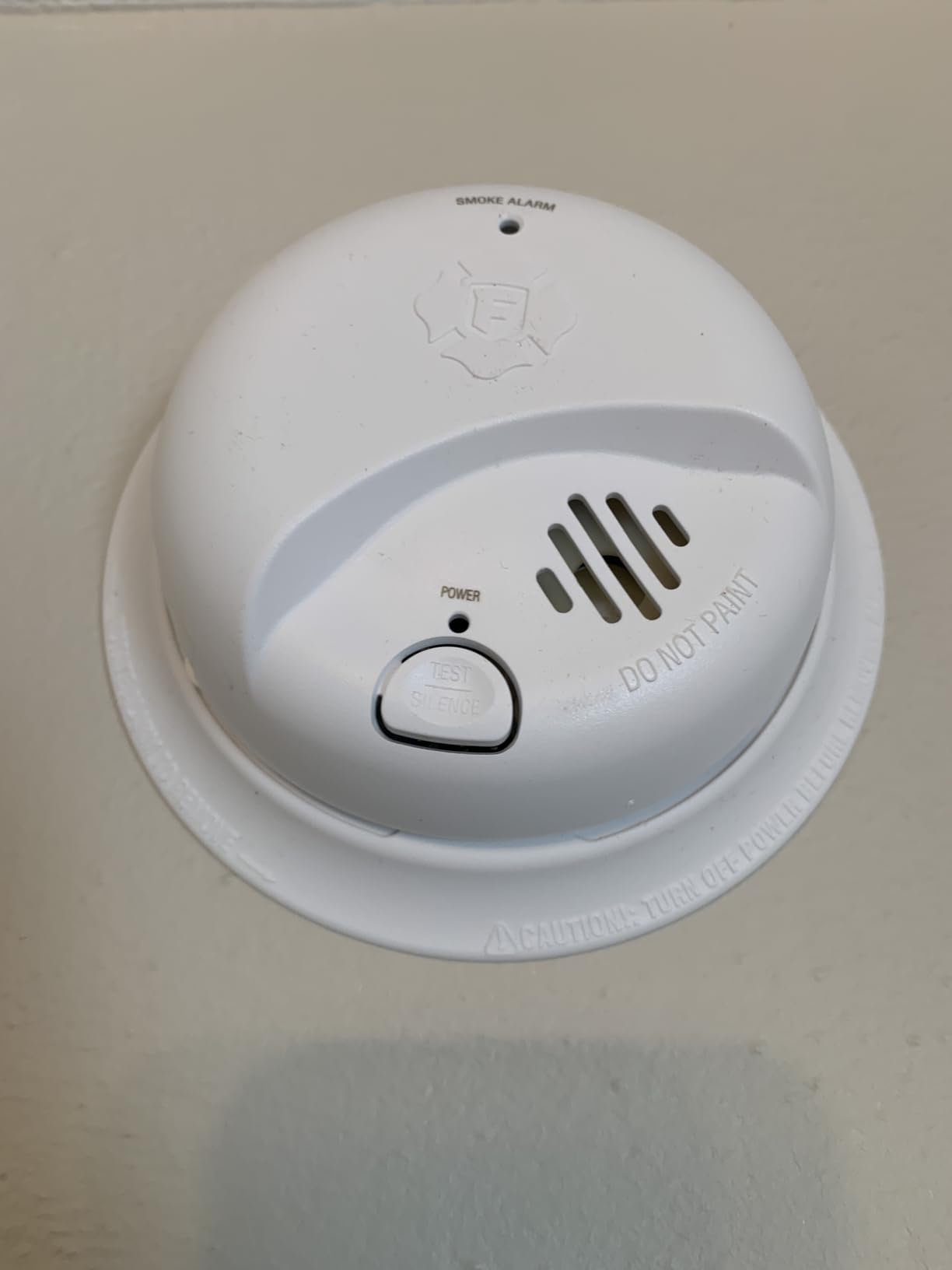 First Alert Smoke Alarm, Battery-Operated Detector with Test & Silence Button, SMI100 customer photo 1