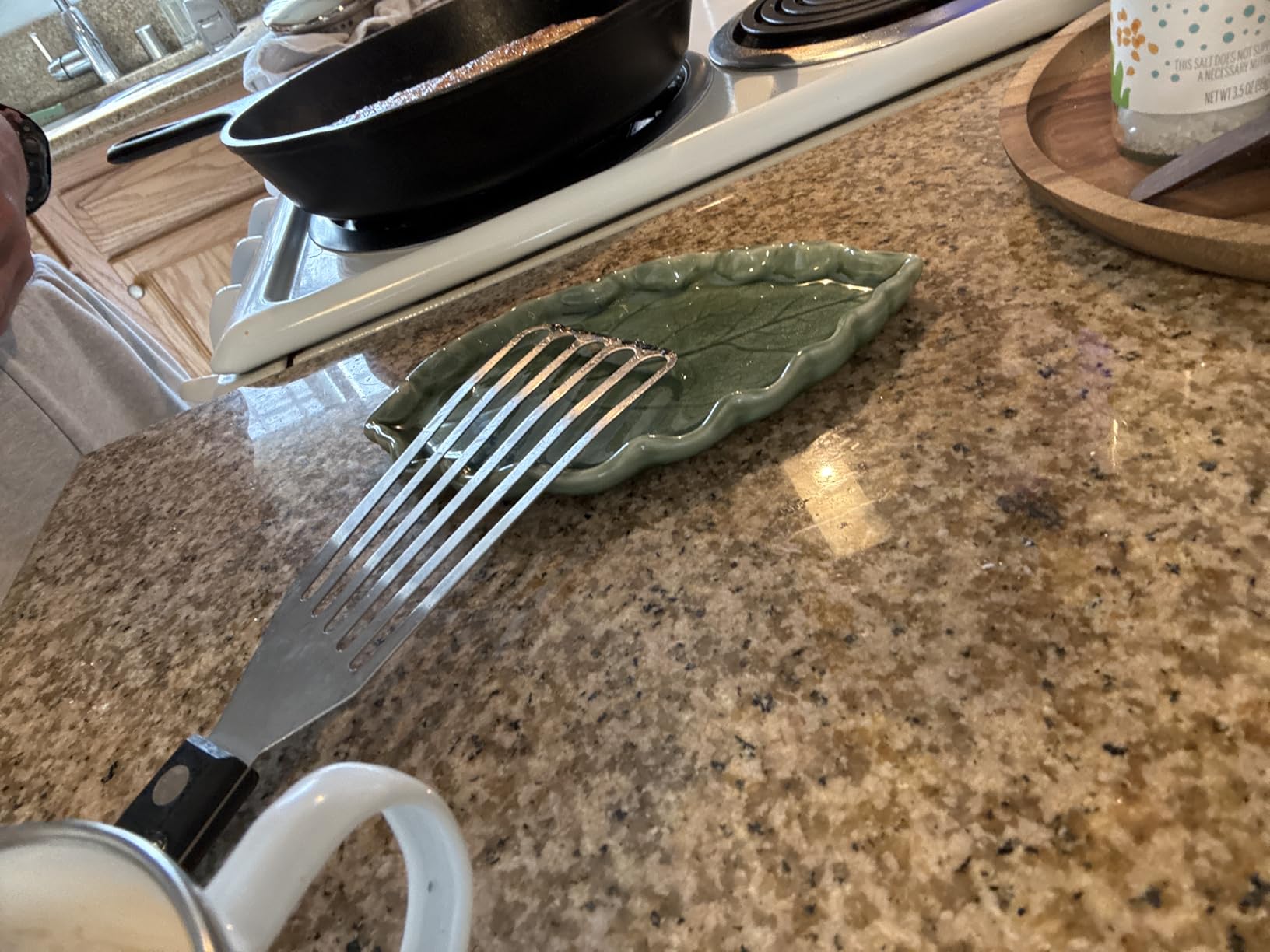 Ceramic Spoon Rest for Stove Top - Cute Green Leaf Shaped Spoon Rest/Spoon Holder for Kitchen Countertop - Cooking Kitchen Spoon Rest Utensil Rest Spatula Rest (Green) customer photo 2