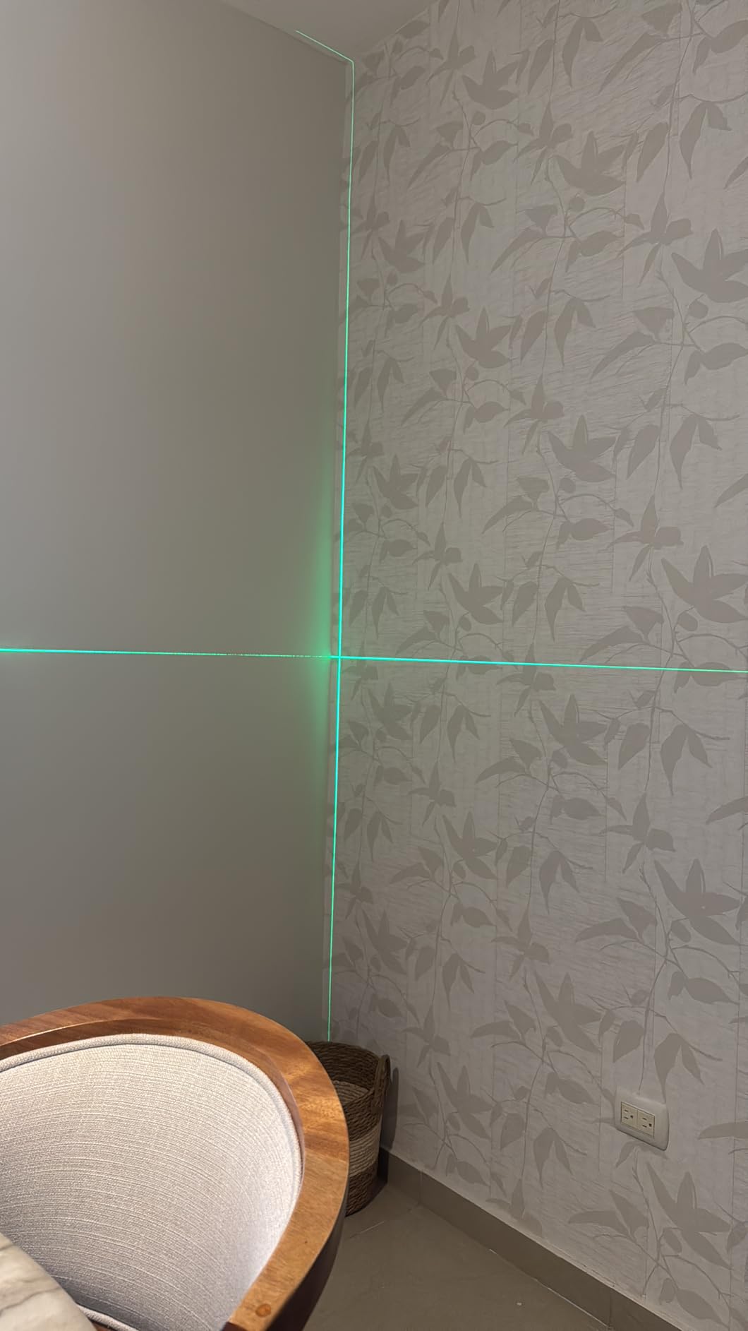 Laser Level, Self-leveling Green Line Laser With Horizontal and Vertical Lines for Construction and Picture Hanging, Battery Included customer photo 1