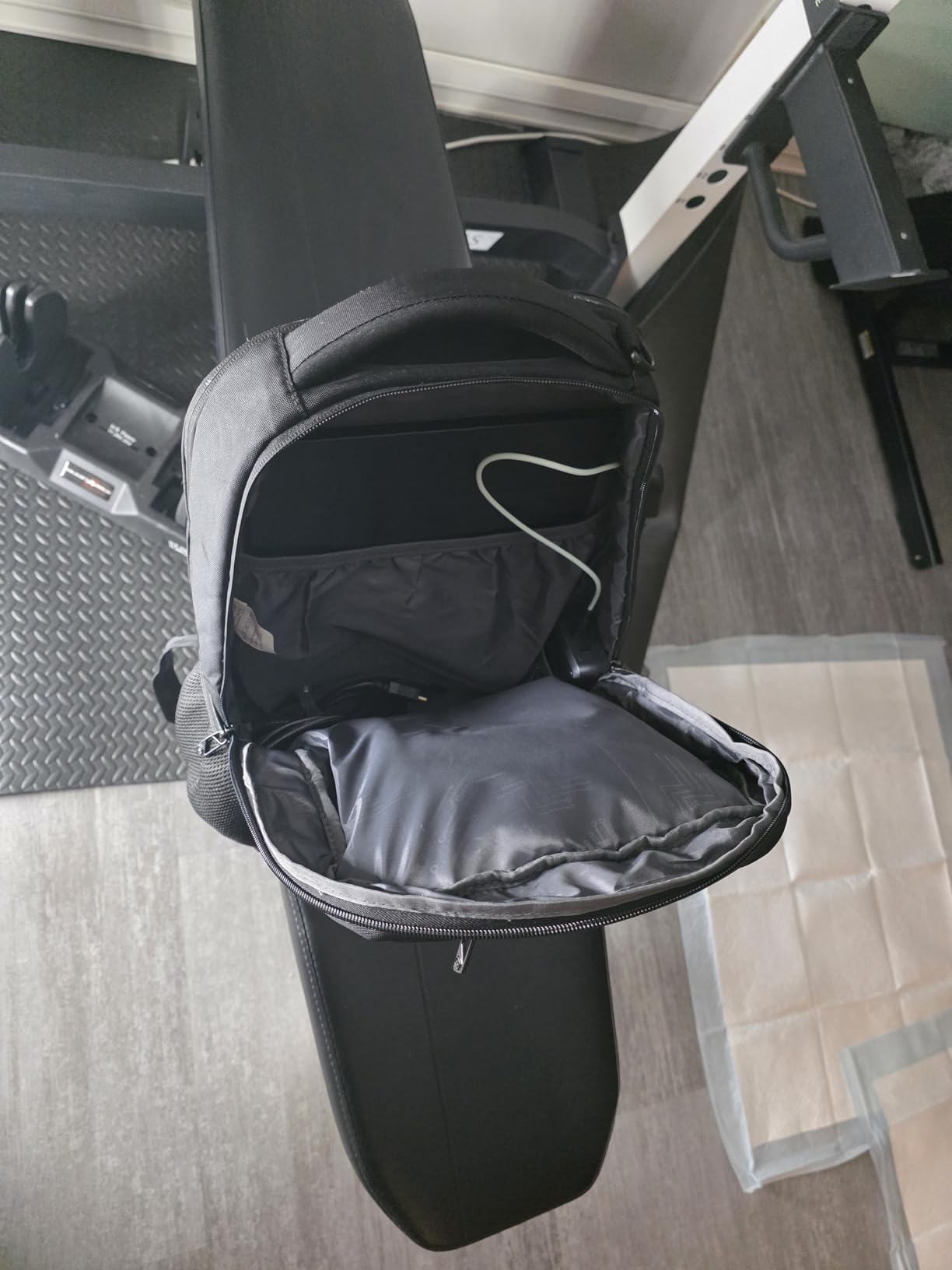 Swissdigital Design Travel Laptop Backpack, College Laptops Backpack with USB Charging Port for Men and Women Fits 16 Inch Notebook, Black | SD1670-01 customer photo 1