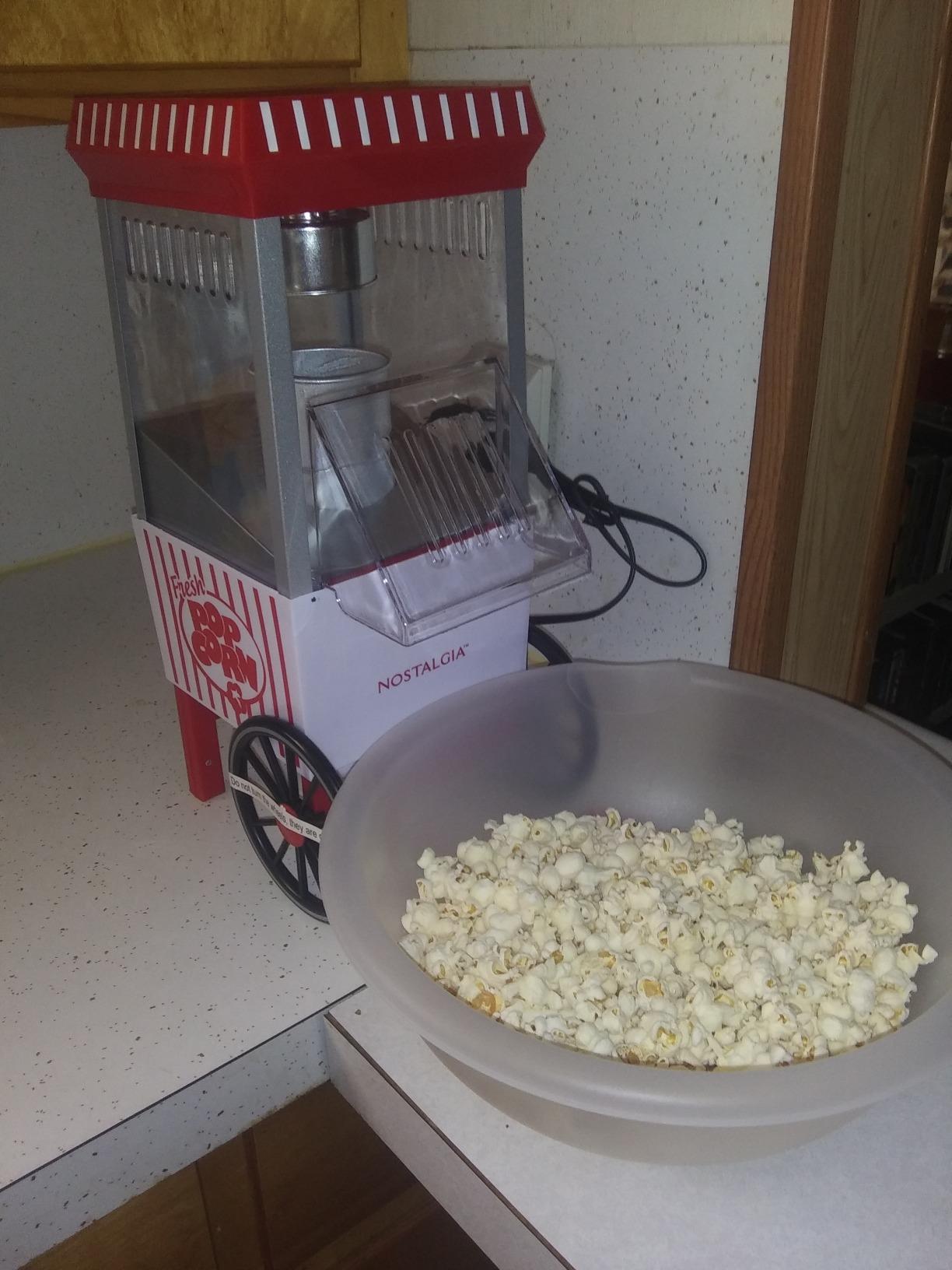 Nostalgia Air Popper Popcorn Maker - 16 Cups Oil-Free Pop Corn - Includes 4-oz Measuring Cup - Perfect for Family Movie Nights - White customer photo 2