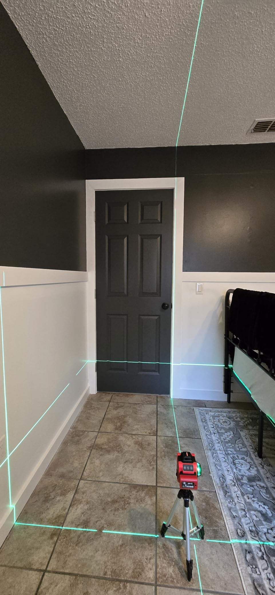 Laser Level with Tripod, Self Leveling Laser Level 4x360°, Green Line Laser 4D Laser Leveler Tool with 2Pcs Lithium Batteries for Picture Hanging, Tile, Home Renovation, Indoor customer photo 1