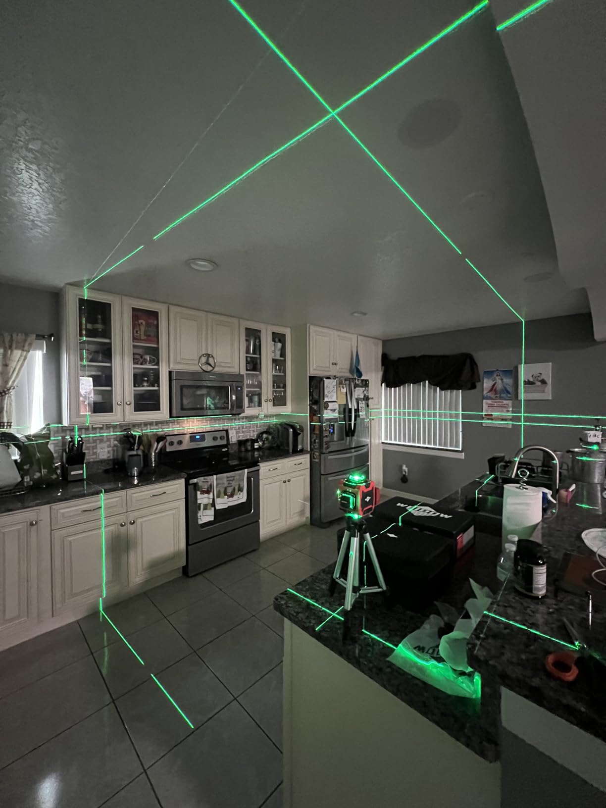 Laser Level with Tripod, Self Leveling Laser Level 4x360°, Green Line Laser 4D Laser Leveler Tool with 2Pcs Lithium Batteries for Picture Hanging, Tile, Home Renovation, Indoor customer photo 2
