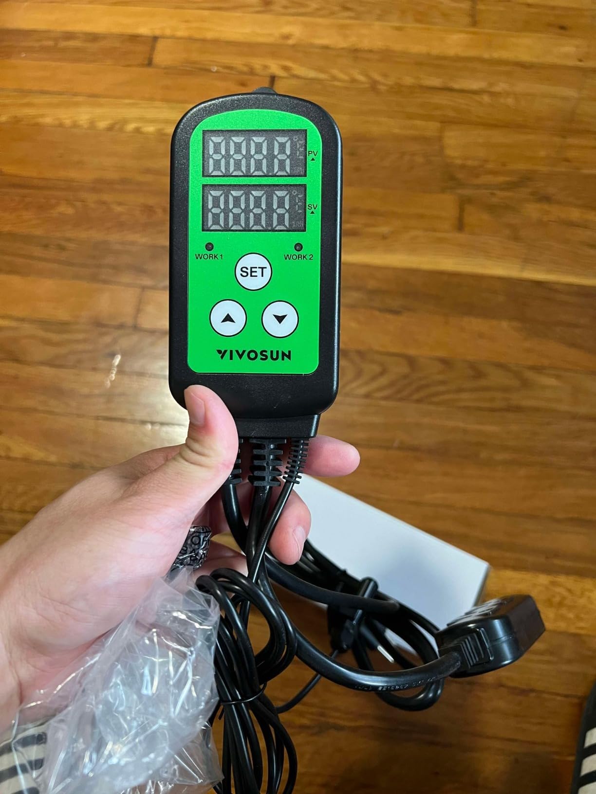 VIVOSUN Humidity Controller, 1200W Dual-Stage Outlet, Pre-Wired Digital Humidistat with Dual LED Displays for Humidifier/Dehumidifier/Fan, Ideal for Greenhouse, Grow Tent, Home-Brewing, Mushroom customer photo 1