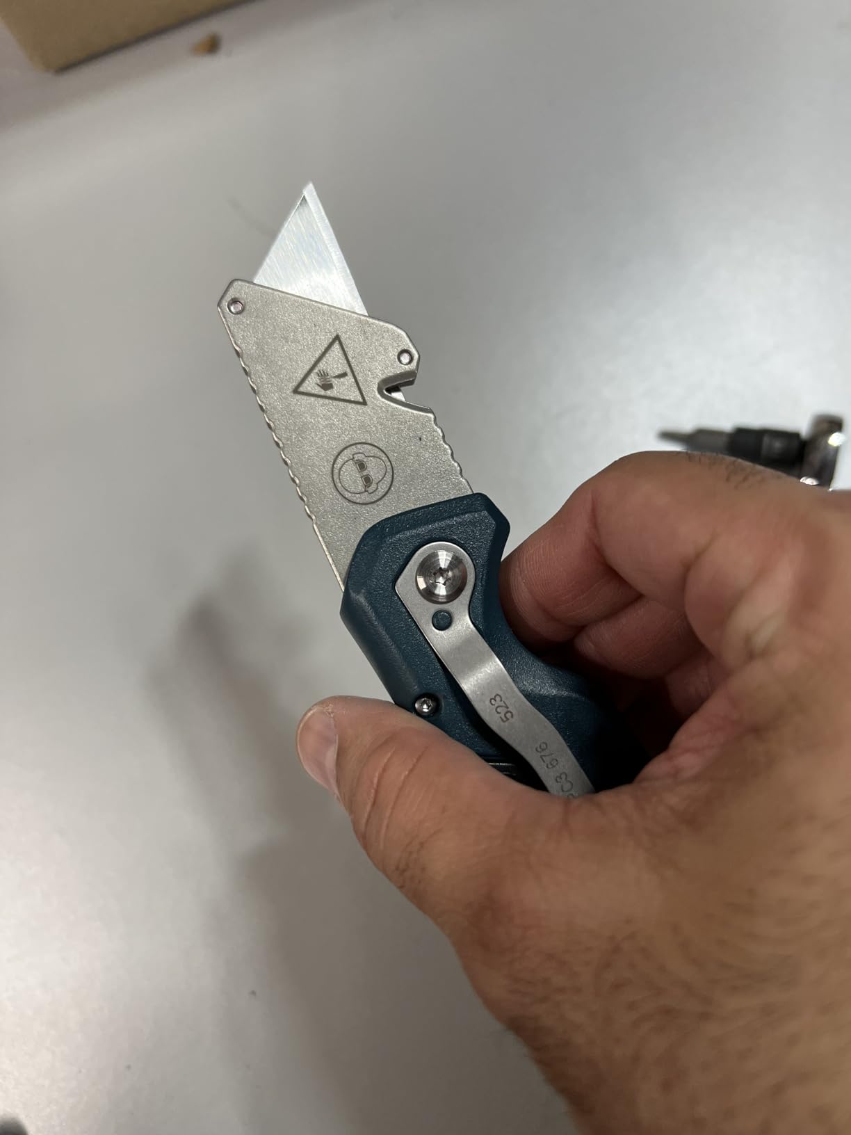BOSCH H11-11100-1 Folding Utility Knife | Compact, Portable, and Durable with Integrated Blade Storage, Thumb Rest, and Includes Belt Clip, Strap Cutter, 3 Blades customer photo 1