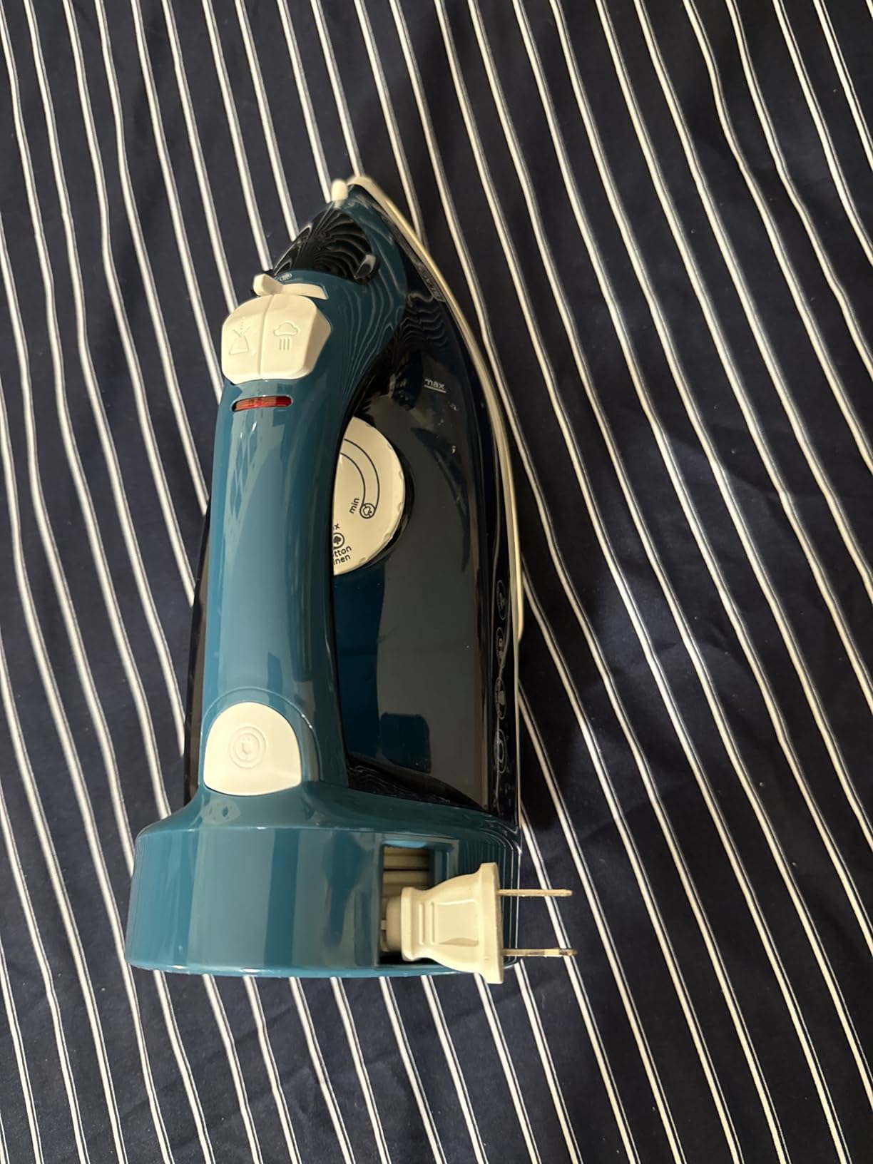 BLACK+DECKER Steam Iron for Clothes with Retractable Cord, Vertical Steaming, Anti-Drip Design, Spray Mist and Auto Clean Button, 1200W customer photo 1