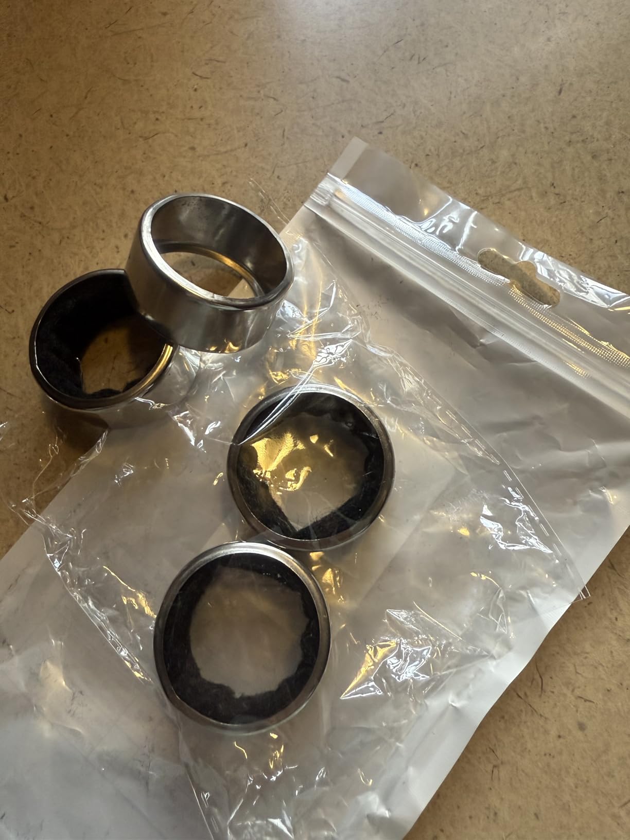 4PCS Wine Drip Ring, Wine Drip Collars Stainless Steel Wine Collar Drip Ring Simple Wine Bottle Drip Collar with Velvet Felts customer photo 1