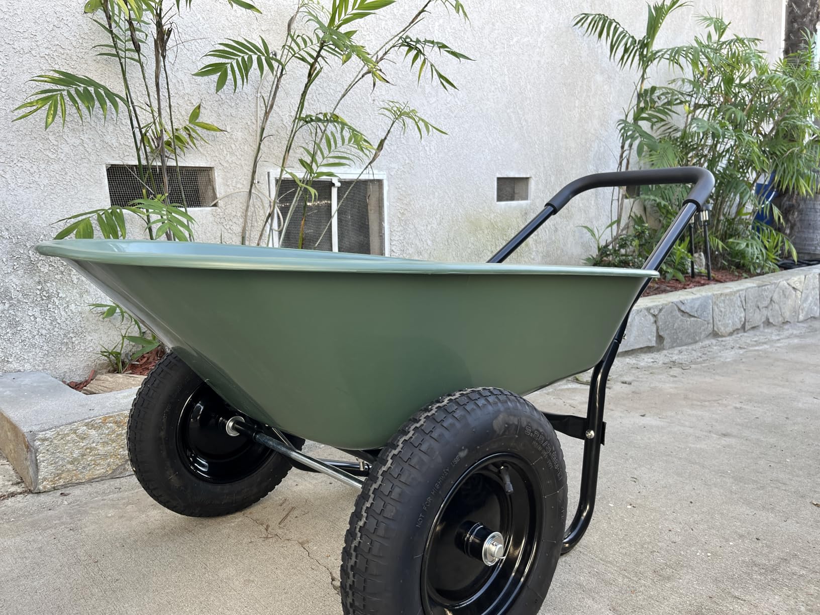 Amazon Basics Garden Wheelbarrow, Heavy Duty, 330 Pounds Capacity, 3.7 Cubic Feet, 26.8W x 53.9D x 27.2H inches, Green, 1-Pack customer photo 1