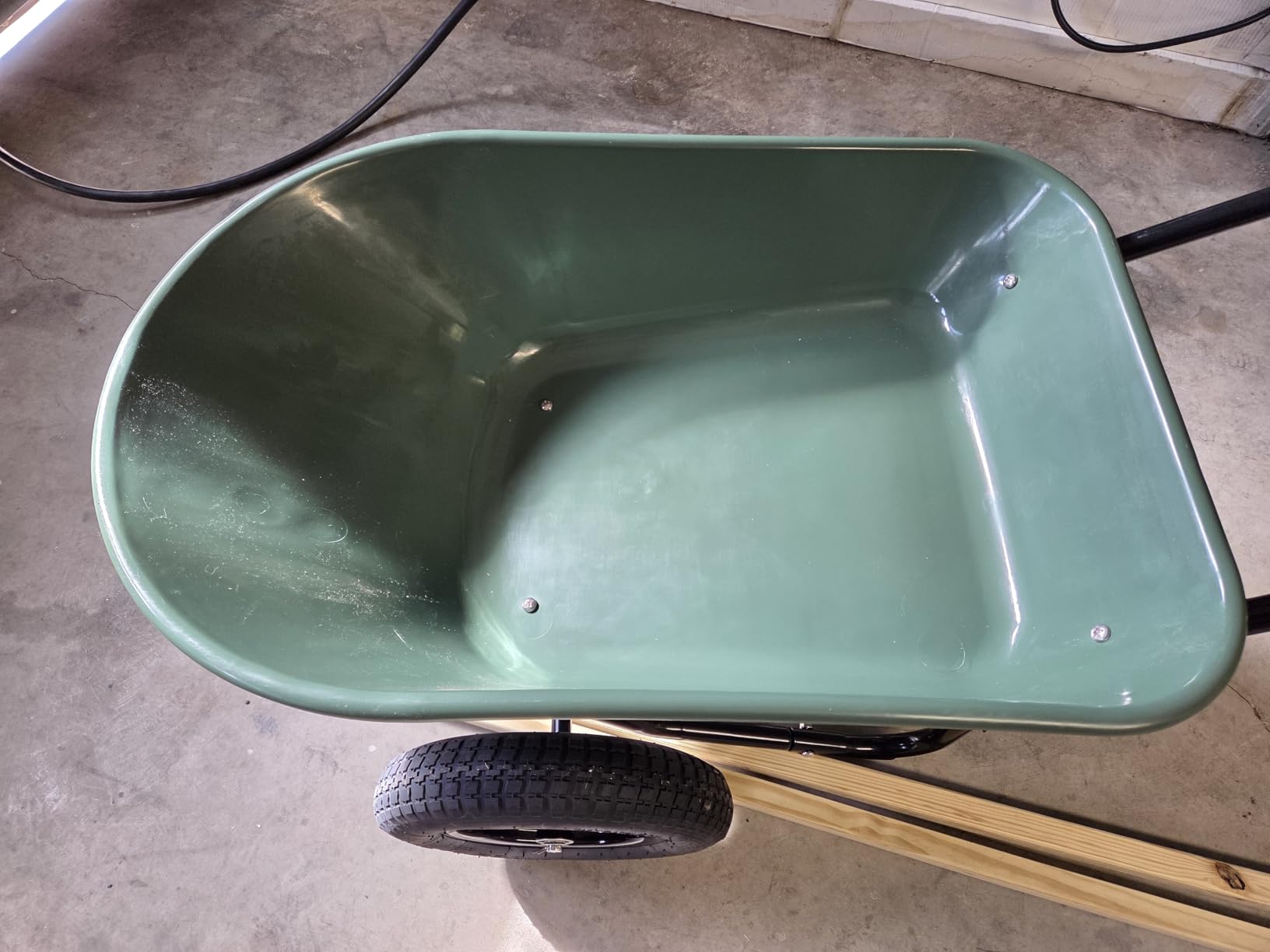 Amazon Basics Garden Wheelbarrow, Heavy Duty, 330 Pounds Capacity, 3.7 Cubic Feet, 26.8W x 53.9D x 27.2H inches, Green, 1-Pack customer photo 2