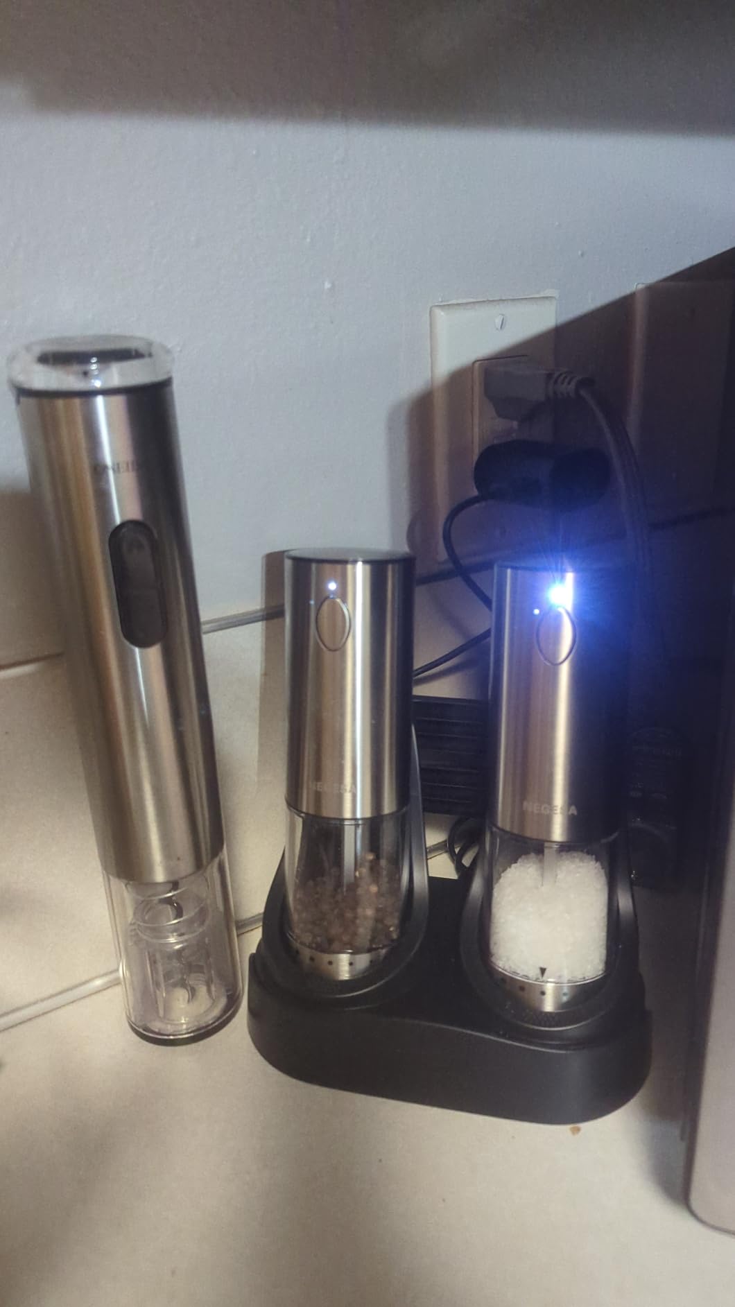 Electric Salt and Pepper Grinder Set with Rechargeable Base - Automatic Refillable Electric Salt and Pepper Shakers with Large Capacity, LED Light & Adjustable Coarseness, Black customer photo 2