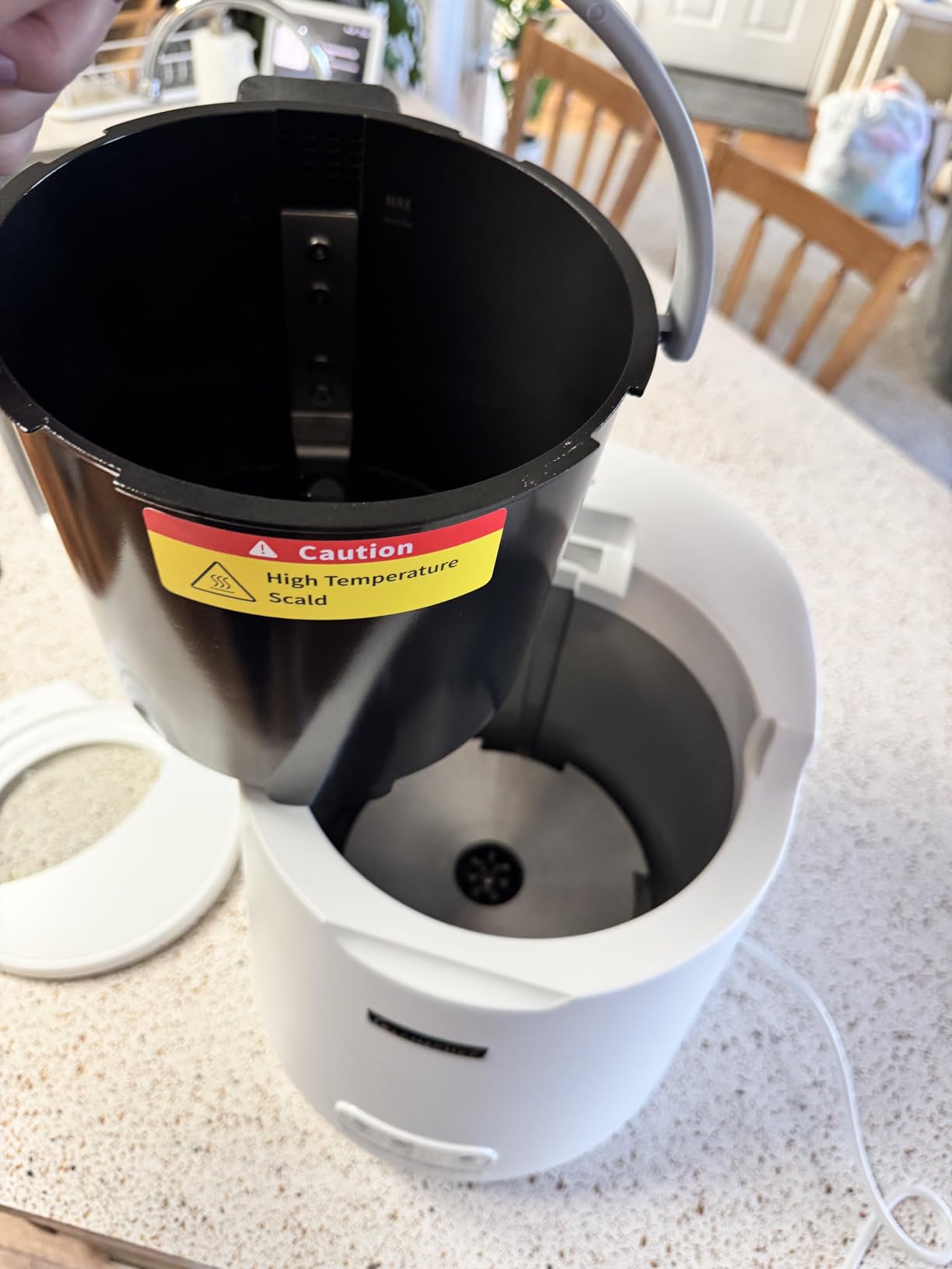 AMZCHEF Electric Composter for Kitchen, 4L Countertop Compost Bin Machine - Fast 4-Hour Food Waste to Fertilizer, Odorless Auto-Cleaning Quiet Eco-Friendly Home Composting for Indoor Use customer photo 1
