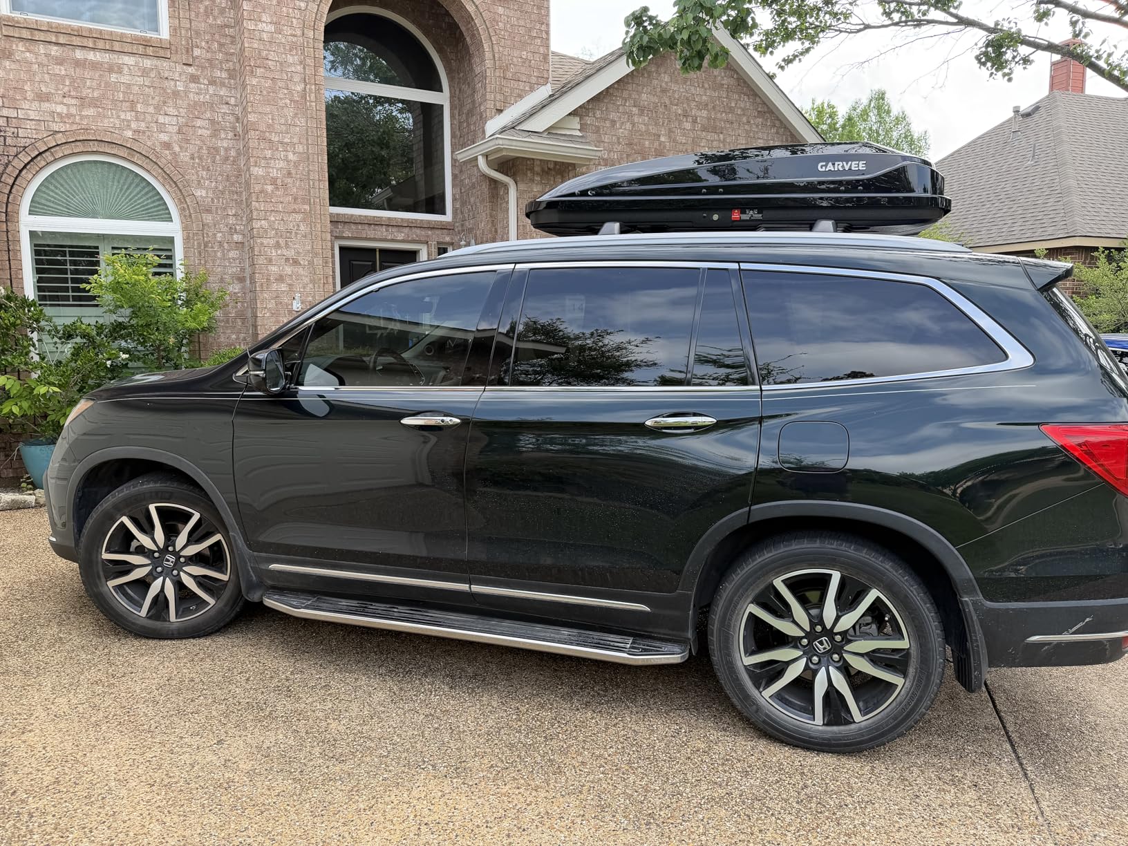Garvee Heavy Duty Hard Shell Roof Top Cargo Carrier - 69(L) x33(W) x11(H) Waterproof Lockable Storage Box Capacity 165 Lbs 17 Cu Ft - Tool-Free Install customer photo 1