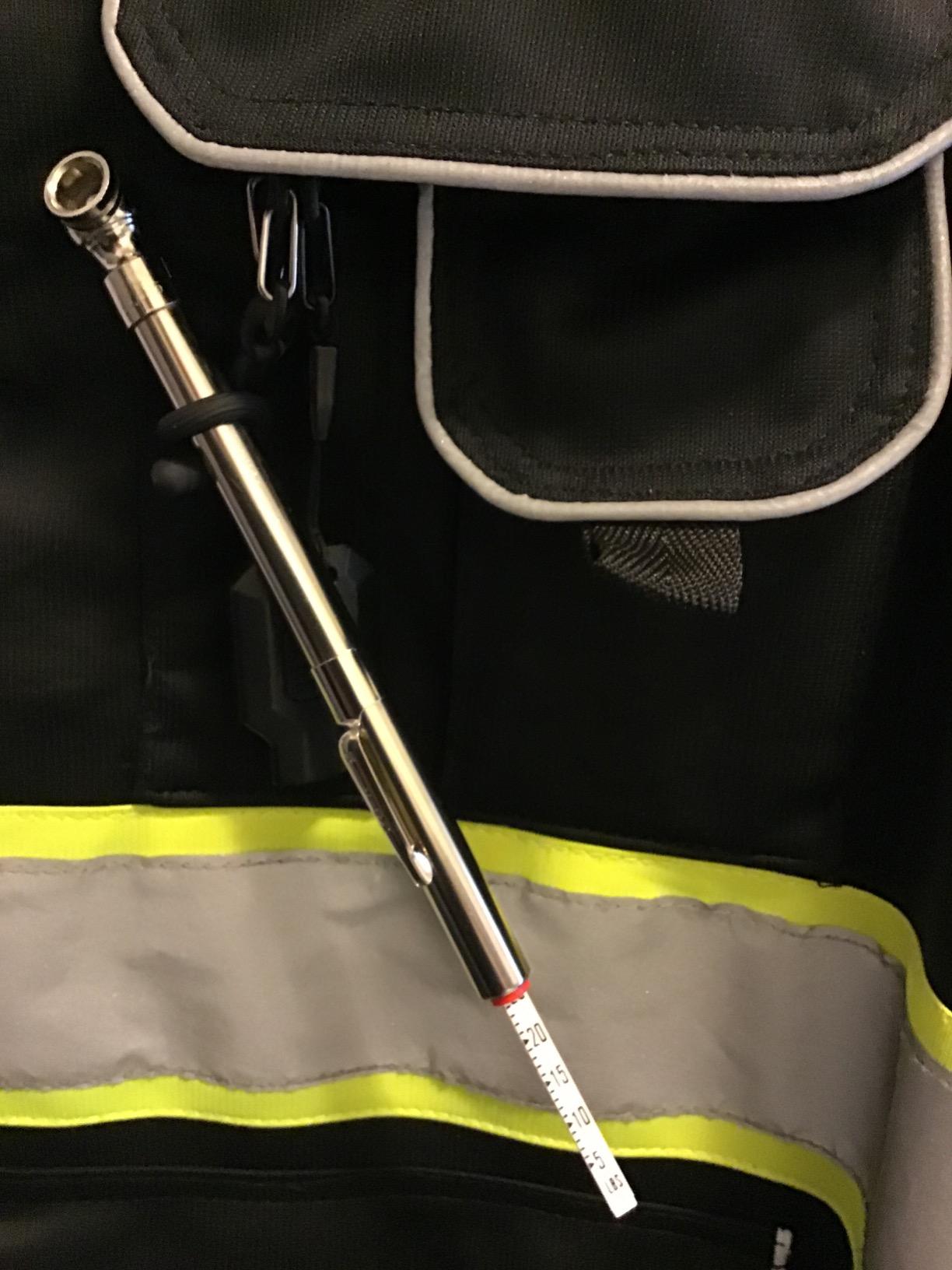 Milton S-921 Pencil Tire Pressure Gauge, Passenger Car, With Built-in Deflator Valve, Durable Plated Brass, Pressure Measured In PSI & kPa customer photo 2