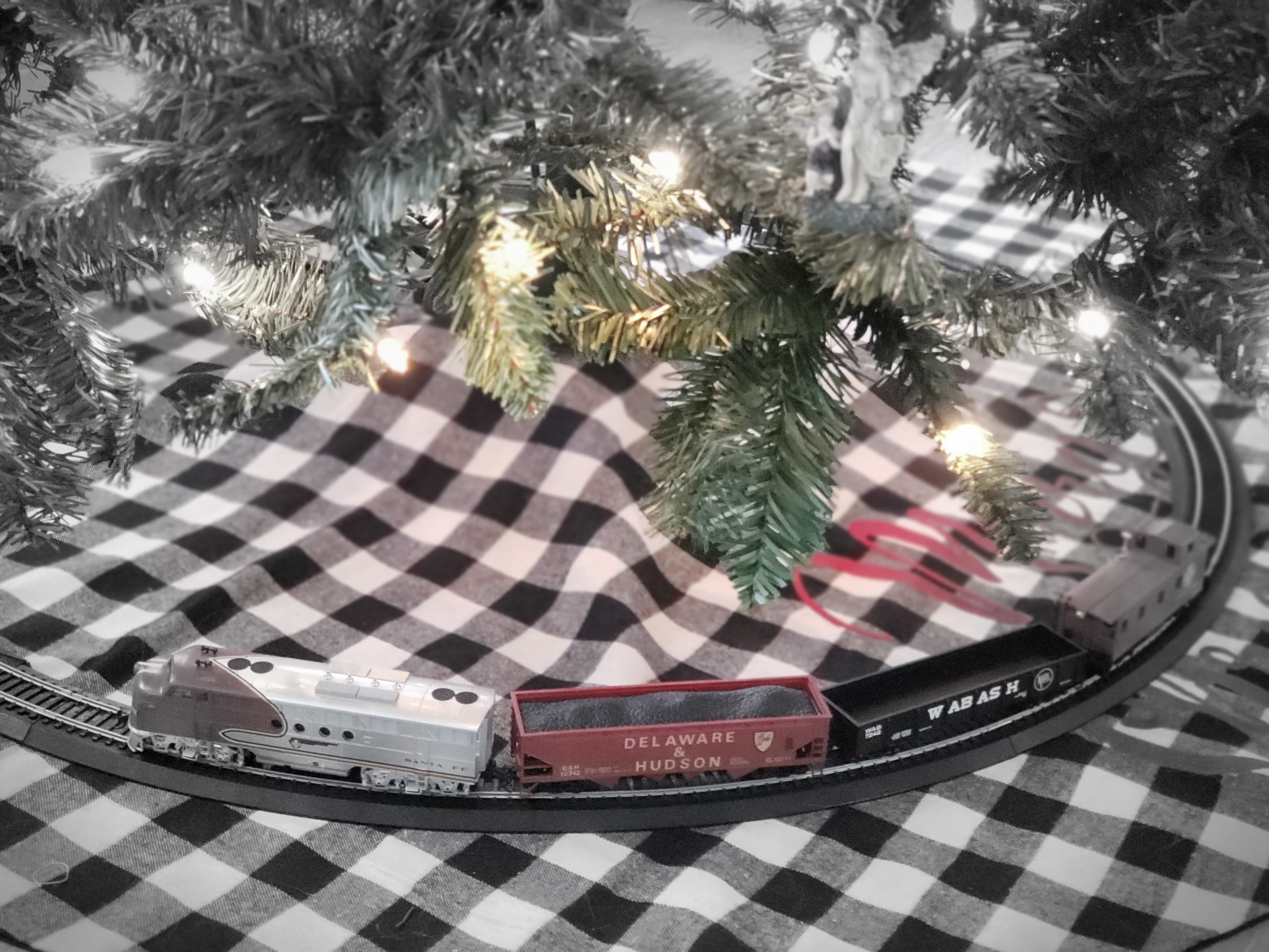 Bachmann Trains - Santa Fe Flyer Ready To Run Electric Train Set - HO Scale customer photo 2