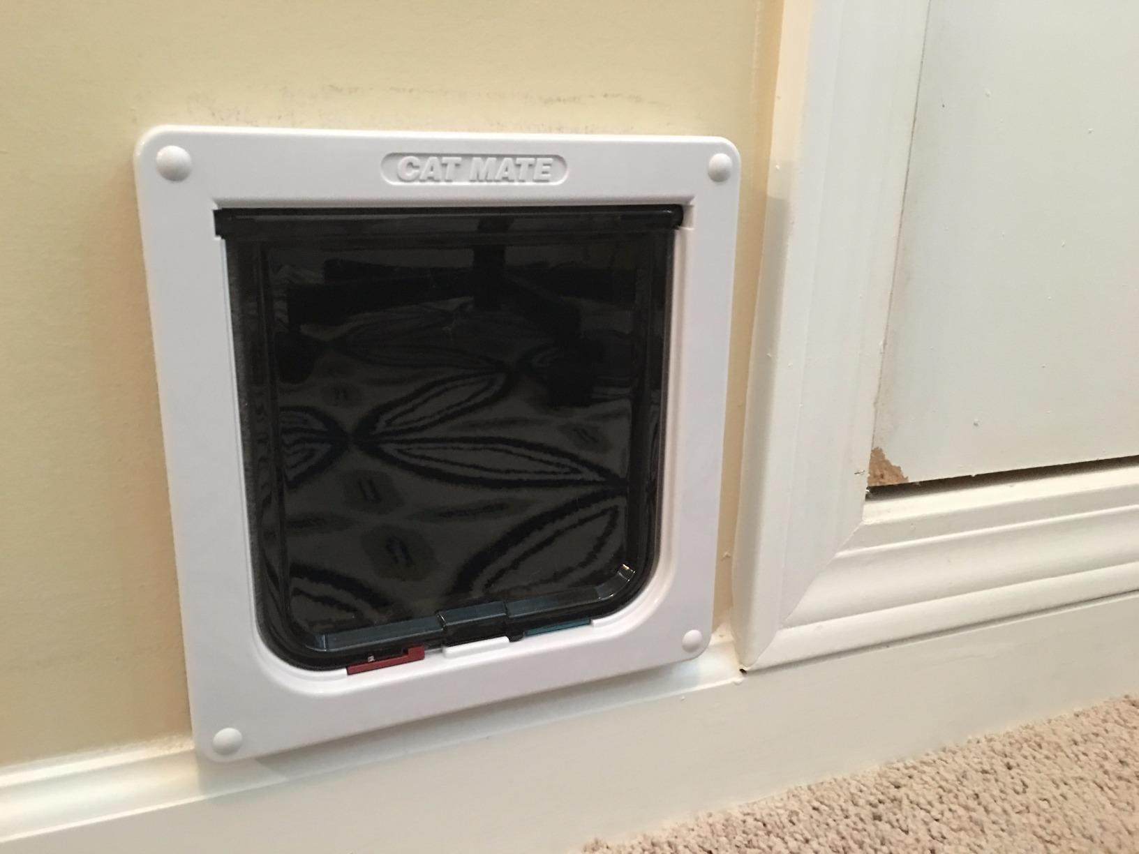 Cat Mate 4-Way-Locking Cat Flap with Door Liner to 2