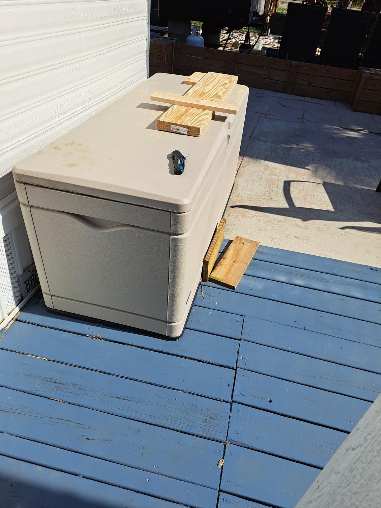 LIFETIME 60012 Extra Large Deck Box, 130 Gallon, Desert Sand/Brown customer photo 2