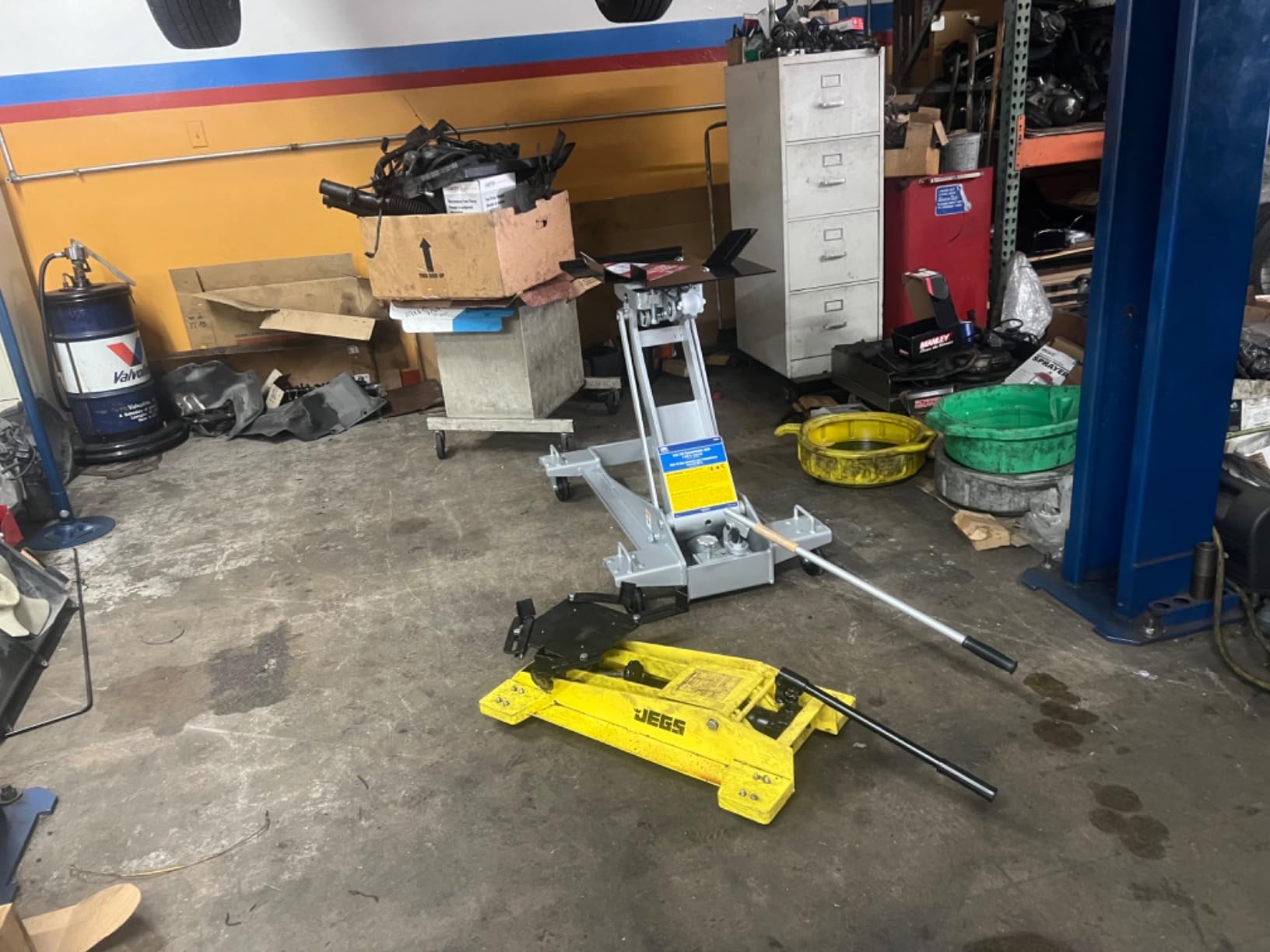 OTC 1522A Stinger 2,000 lb. Capacity Heavy-Duty, Low-Lift Transmission Jack for Class 7 & 8 Trucks customer photo 1