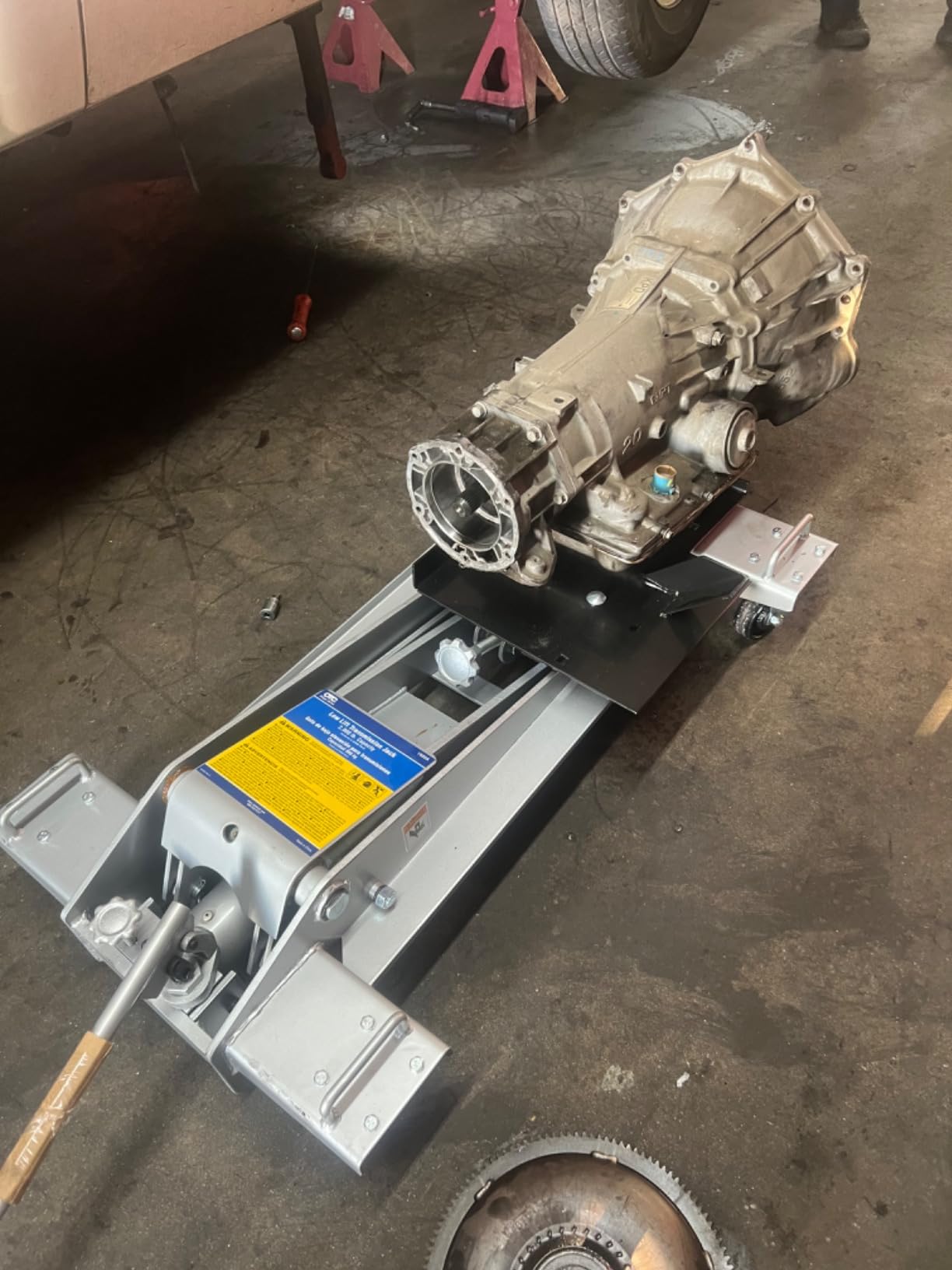 OTC 1522A Stinger 2,000 lb. Capacity Heavy-Duty, Low-Lift Transmission Jack for Class 7 & 8 Trucks customer photo 2