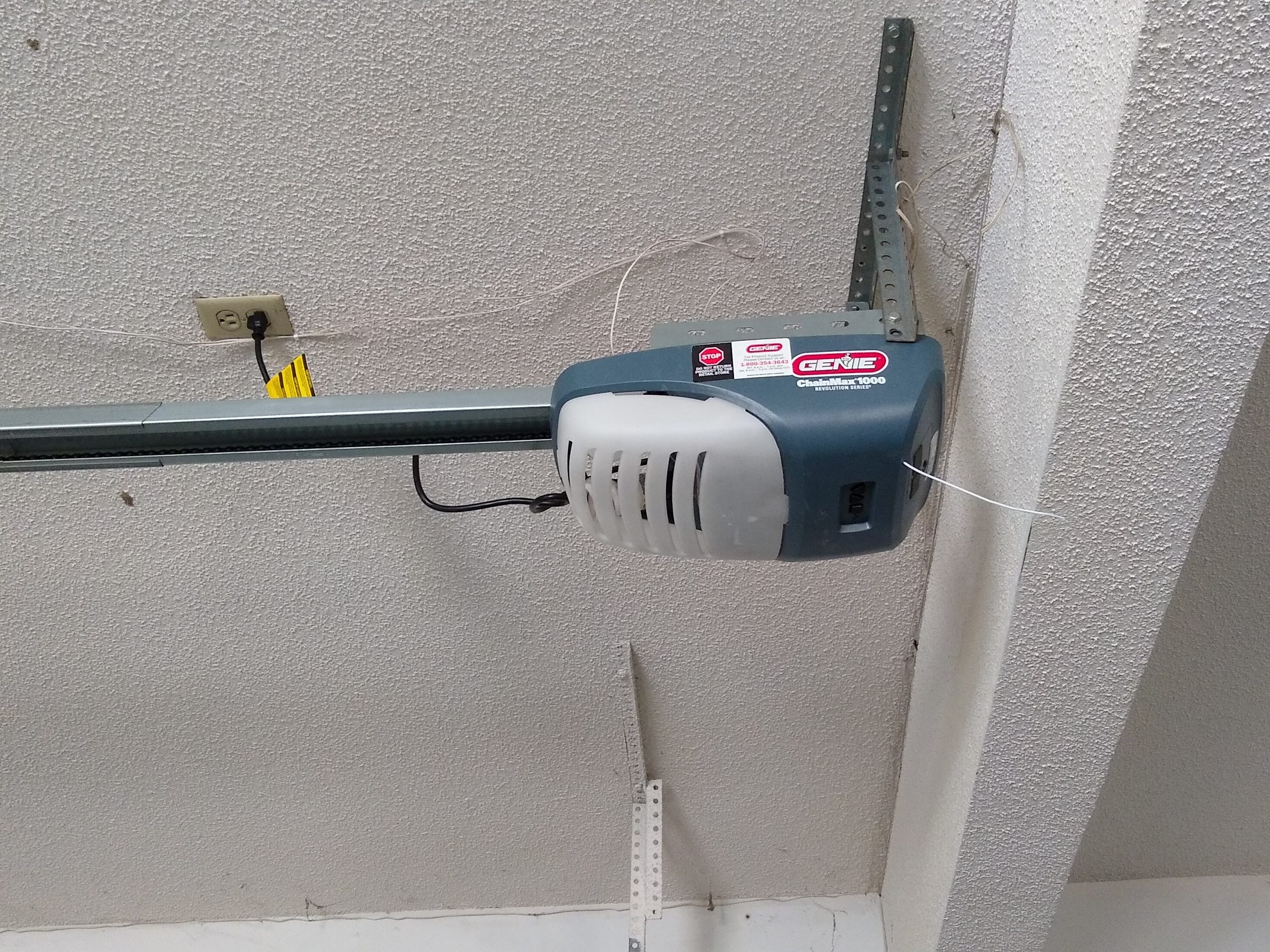 Genie ChainMax 1000 Garage Door Opener - Durable Chain Drive - Includes two 3-Button Pre-Programmed Remotes, Wall Console, Wireless Keypad, Safe-T-Beams - Model 3022-TKH, 140V DC Motor,Gray customer photo 1