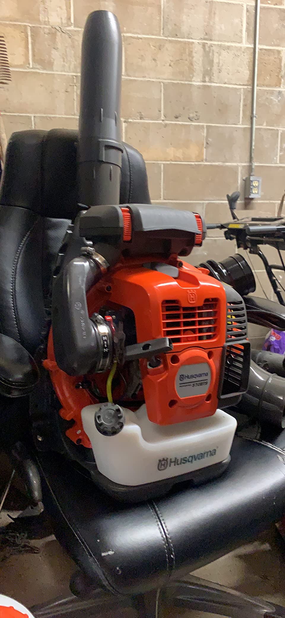 Husqvarna 570BTS Backpack Leaf Blower, 66-cc 4-HP 2-Cycle Gas Leaf Blower, 972-CFM, 236-MPH customer photo 2