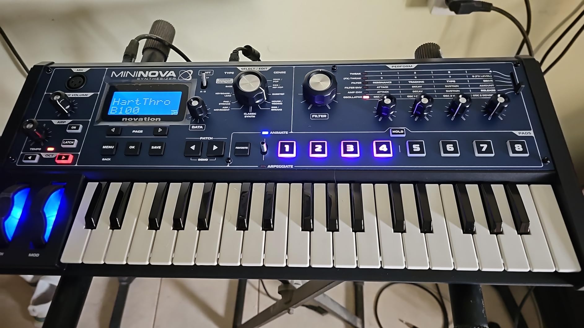 Novation MiniNova Analogue Modelling Compact 37 Mini-key Synth - Tough, compact, powerful mini-synth with pitch-correcting effect vocoder, 256 onboard sounds customer photo 1