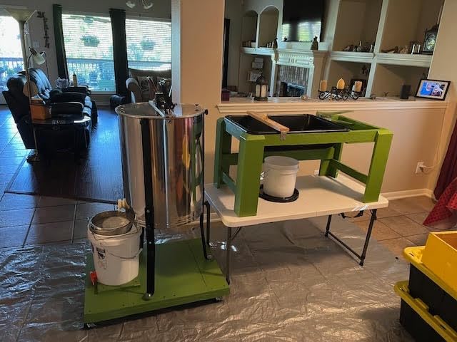 VIVO Honey Extractor 2 Frame Rack, Food Grade Stainless Steel Honey Processing Equipment, Manual Crank Honeycomb Drum Spinner with Transparent Lid, BEE-V002 customer photo 1
