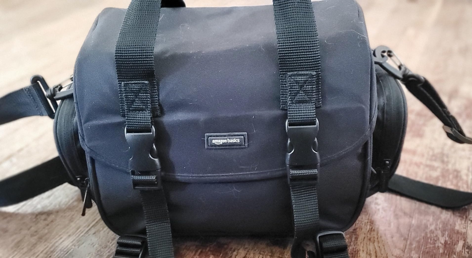 Amazon Basics Large DSLR Gadget Bag with Multiple Compartments, Pockets, Shoulder Strap, Black with Orange Interior customer photo 1