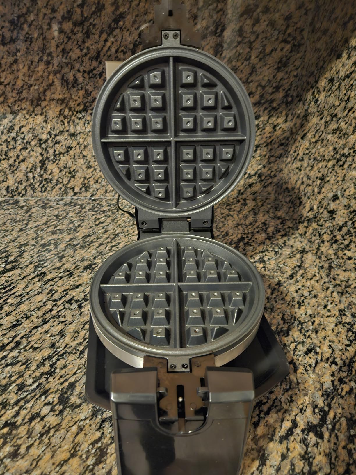 bella Classic Rotating Belgian Waffle Maker with Nonstick Plates, Removable Drip Tray, Adjustable Browning Control and Cool Touch Handles, Stainless Steel customer photo 1