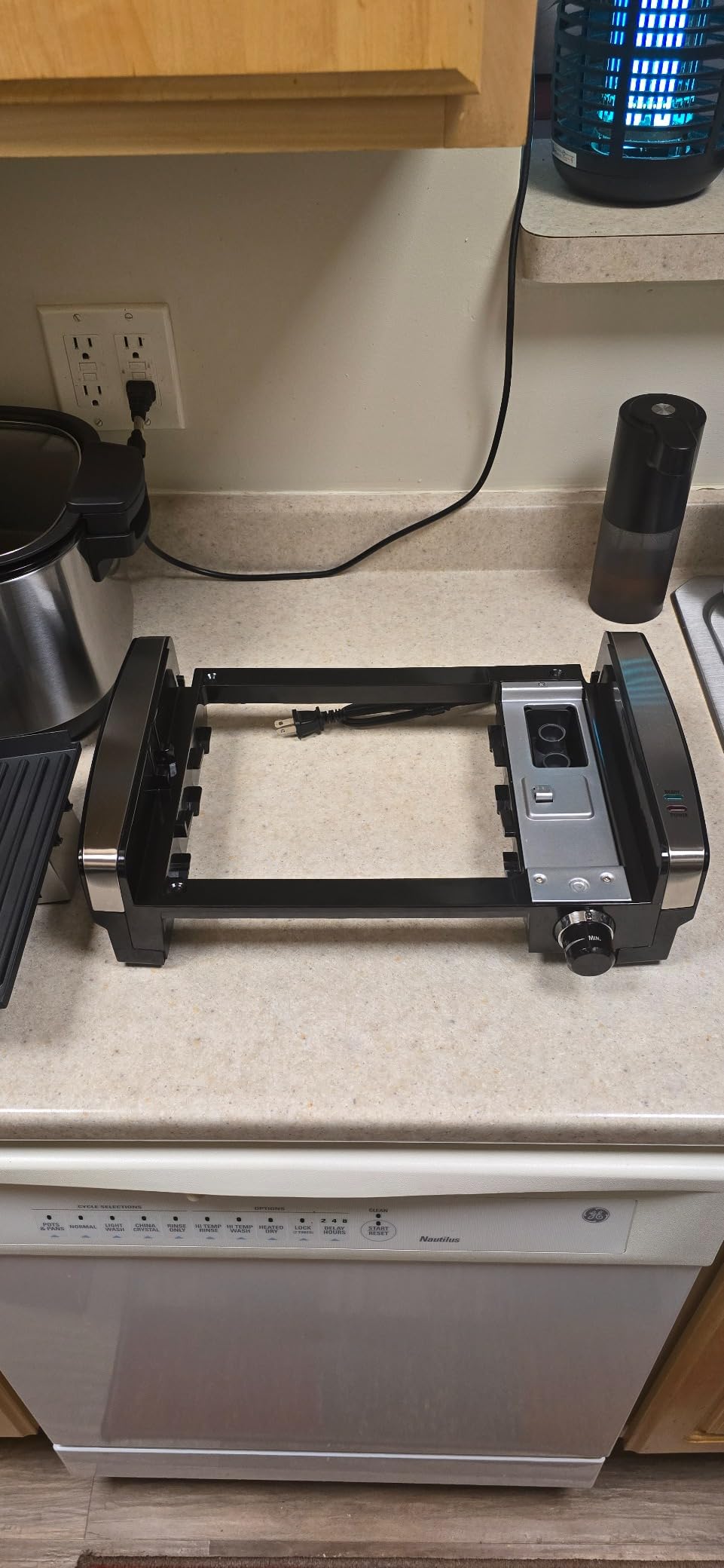 Hamilton Beach Electric Indoor Searing Grill with Adjustable Temperature Control to 450F, 118 sq. in. Surface Serves 6, PFAS-Free Removable Nonstick Grate, Stainless Steel (25360) customer photo 2