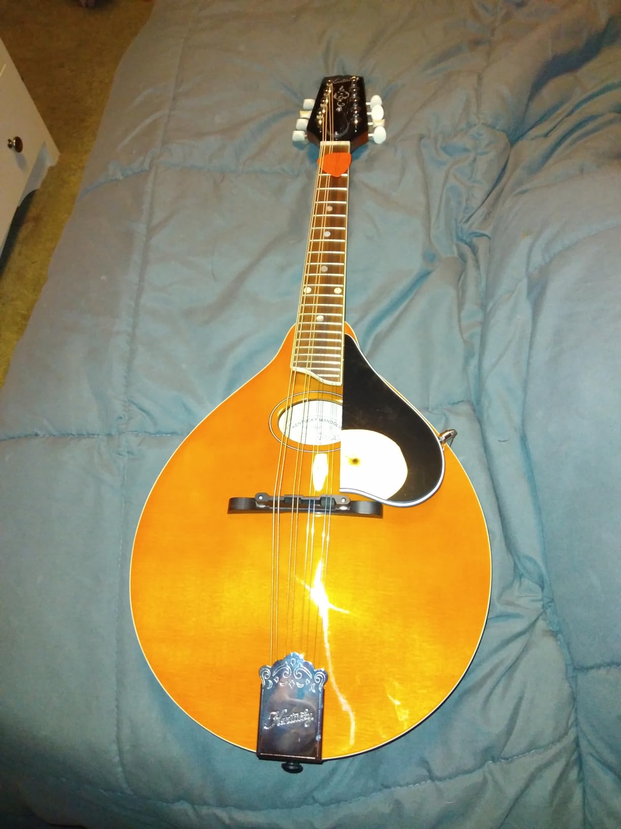 Kentucky KM-272 Artist Oval Hole A-Style Mandolin - Transparent Amber - Solid Spruce Top, Maple Back & Sides, Rosewood Fingerboard customer photo 1