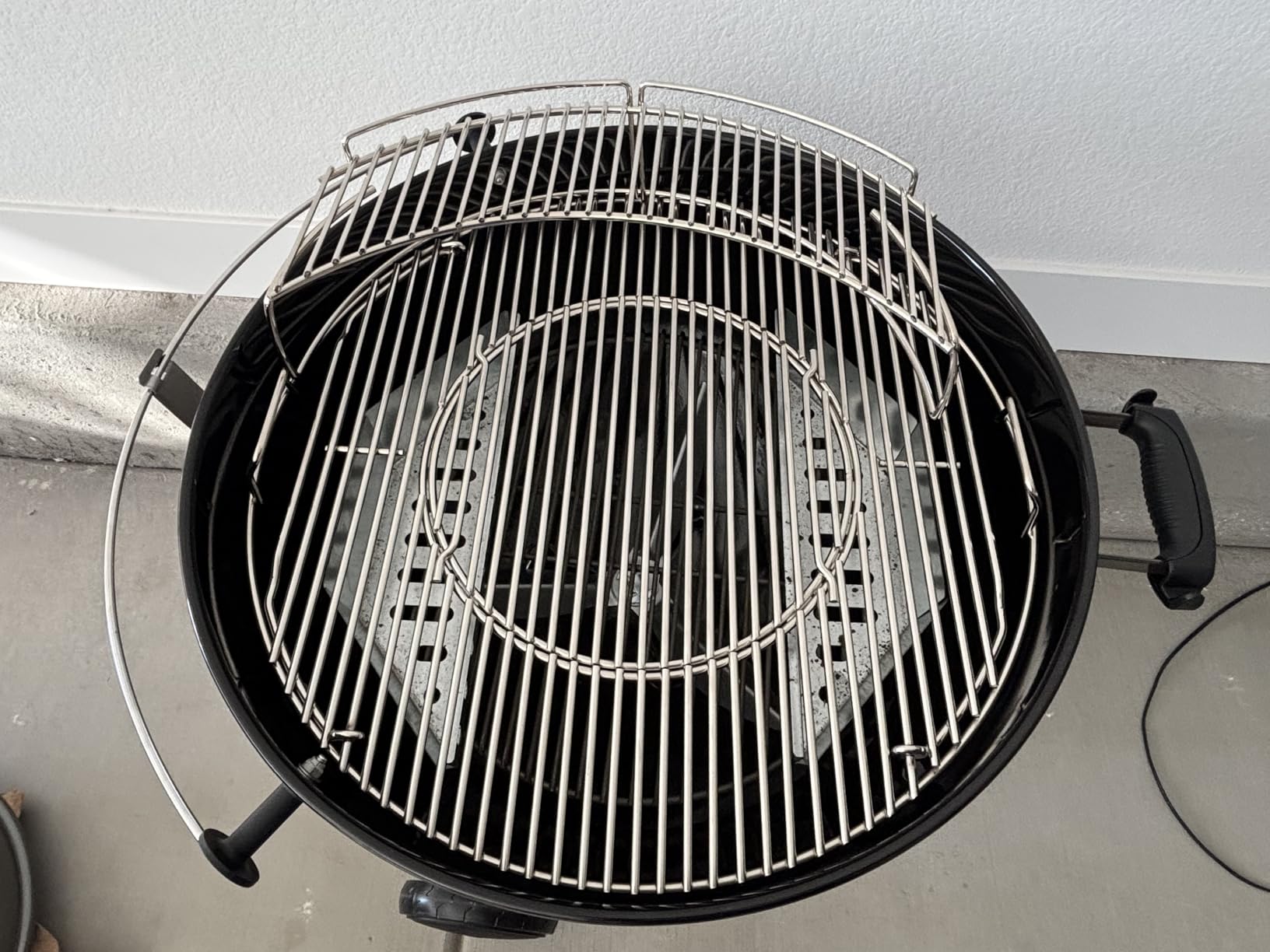 Weber Master-Touch Charcoal Grill, 22-Inch, Black - Premium Outdoor BBQ Grill with Tuck-Away Lid Holder & One-Touch™ Cleaning System, Porcelain‑Enameled Kettle customer photo 1