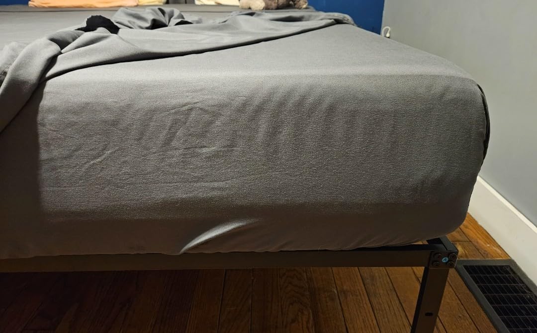 Queen Size Sheet Set - 4 Piece Bed Sheets, Soft and Breathable Microfiber, Includes 1 Fitted Sheet, 1 Flat Sheet and 2 Pillowcases - Oeko Tex (Grey) customer photo 2