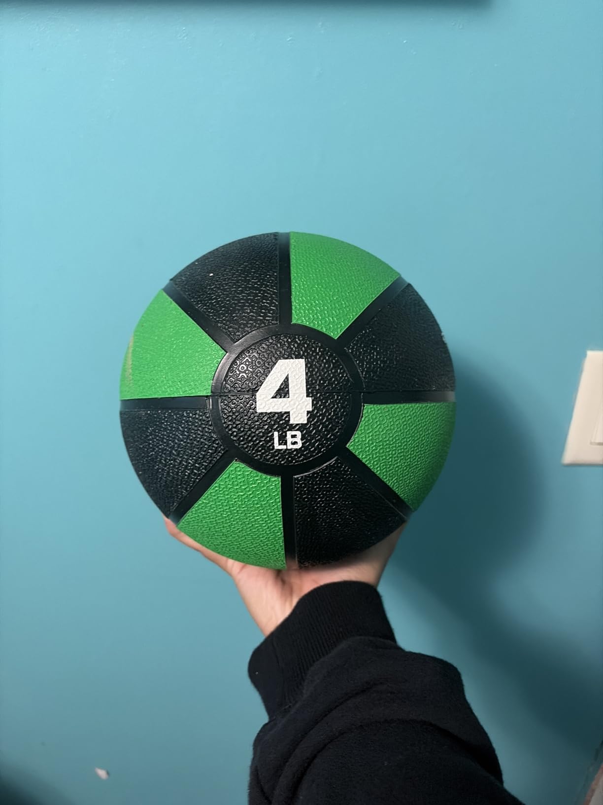 Amazon Basics Weighted Medicine Ball for Core Strength, Strength Training, Full-Body Workouts and Balance Exercises customer photo 1