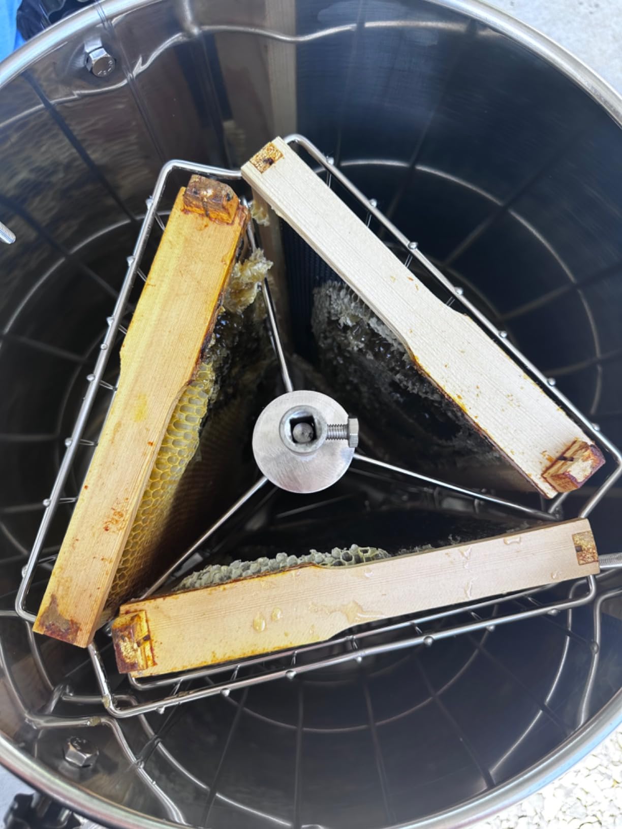 VIVO Honey Extractor 3 Frame Rack, Food Grade Stainless Steel Honey Processing Equipment, Manual Crank Honeycomb Drum Spinner with Transparent Lid, BEE-V003D customer photo 1