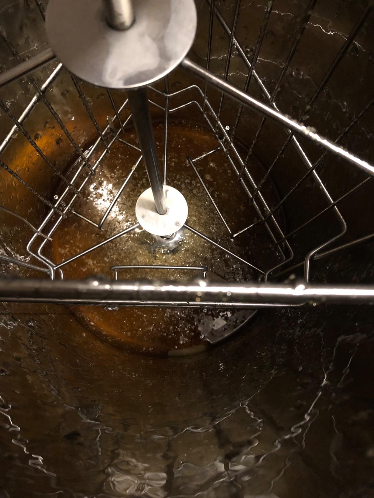 VIVO Honey Extractor 3 Frame Rack, Food Grade Stainless Steel Honey Processing Equipment, Manual Crank Honeycomb Drum Spinner with Transparent Lid, BEE-V003D customer photo 2