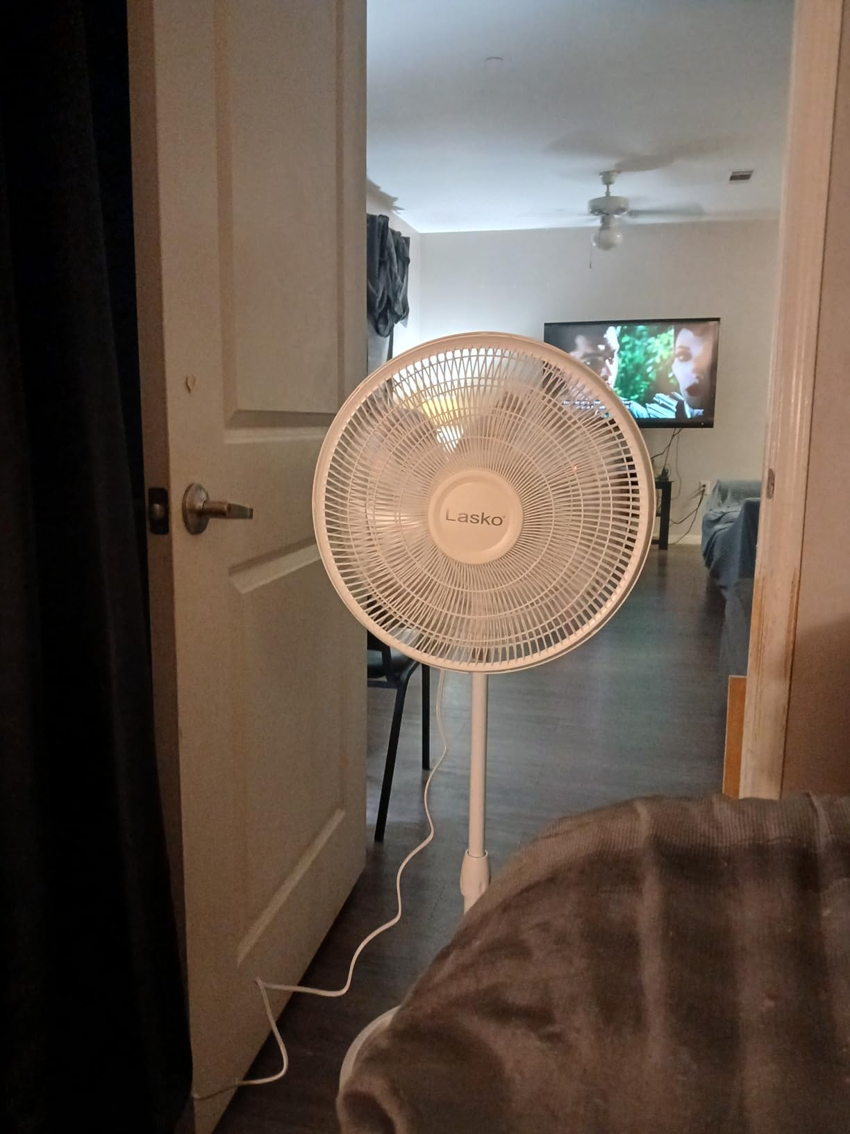 Lasko 2520 Oscillating Stand Fan, White 16 Inch customer photo 1