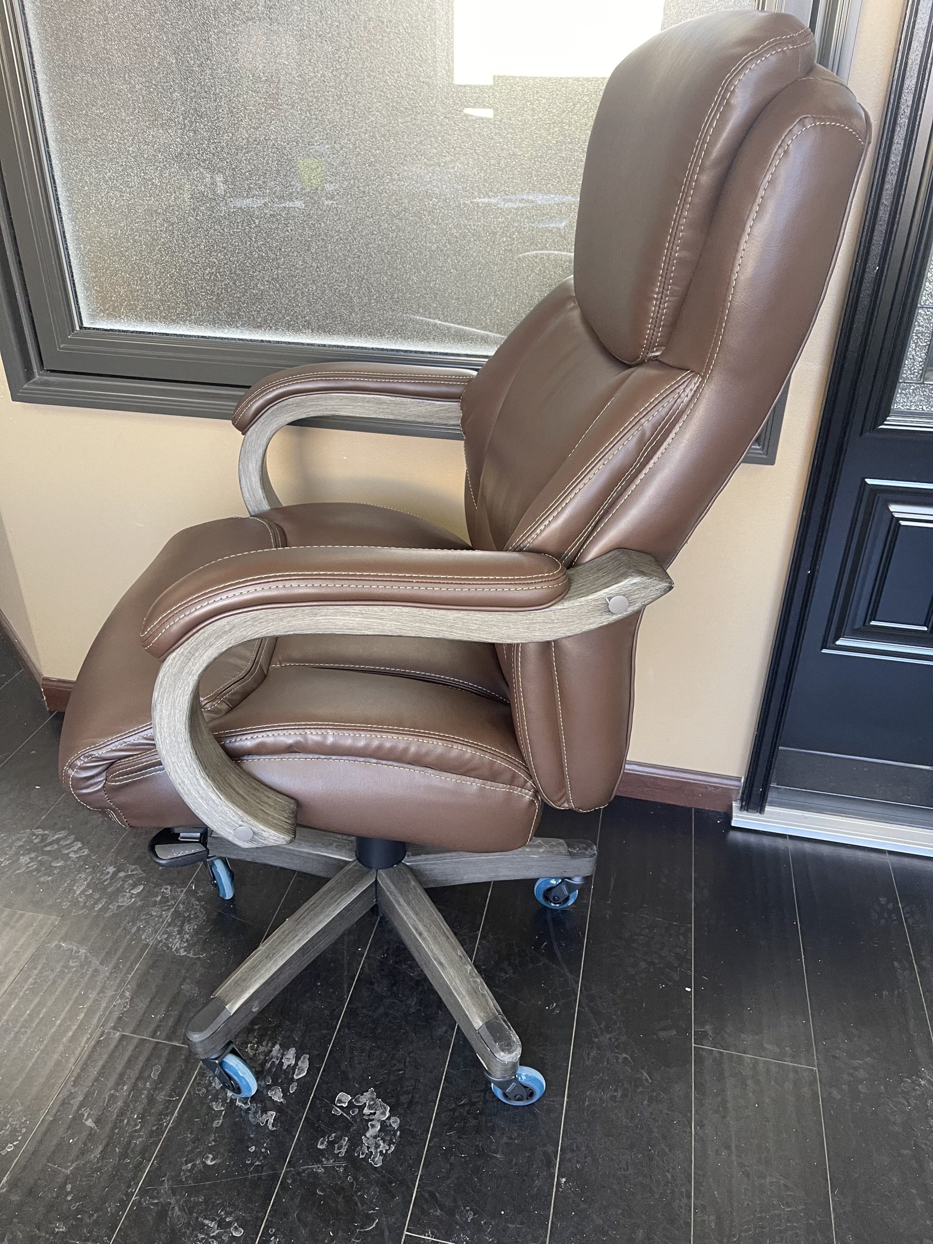La-Z-Boy Delano Big and Tall Executive Office Chair - Ergonomic Lumbar Support Memory Foam - Bonded Leather Desk Chair for Home Office - Mahogany Wood Arms - Chestnut Brown customer photo 1