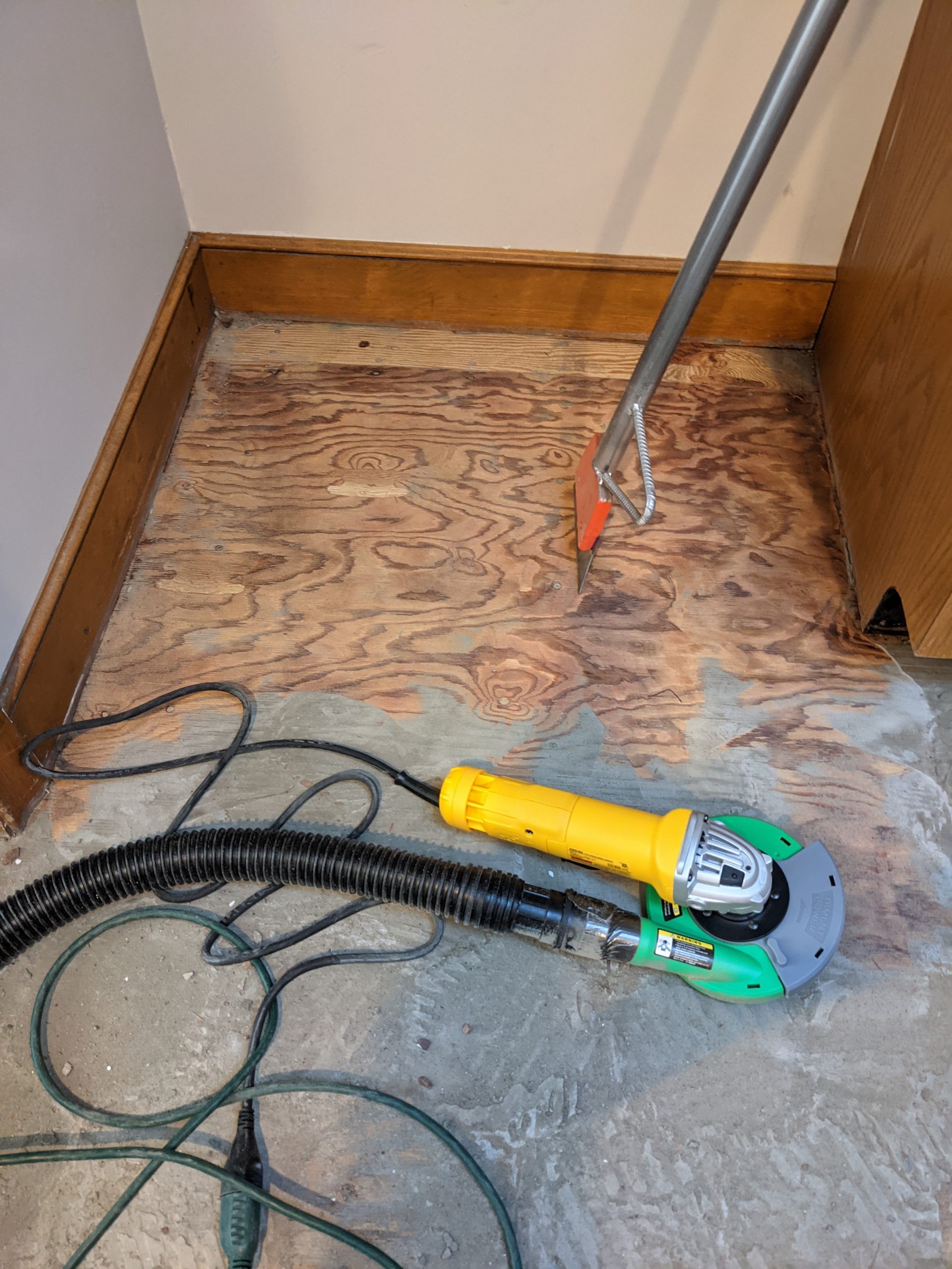 DEWALT Angle Grinder, 4-1/2-Inch, 11-Amp, 11,000 RPM, With Dust Ejection System, Corded (DWE402W) customer photo 2