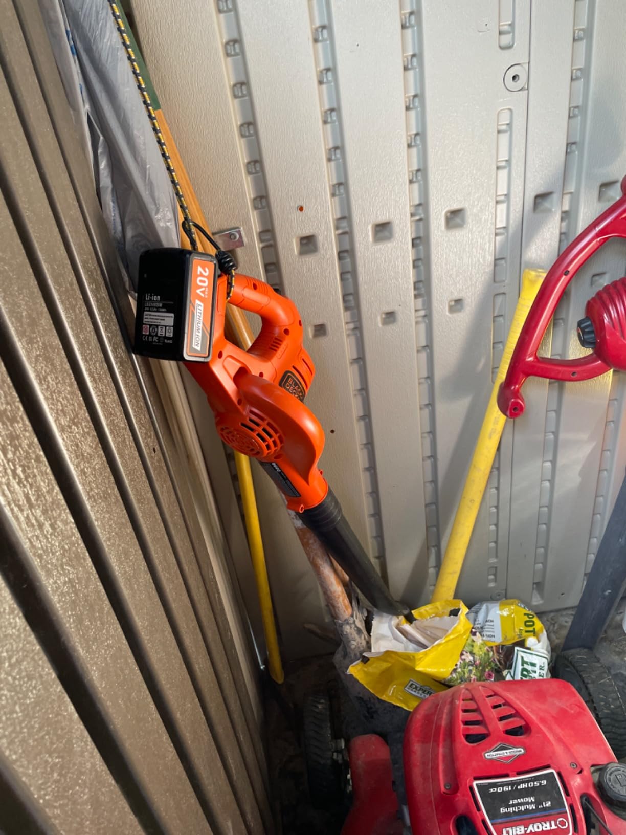BLACK+DECKER Cordless Leaf Blower with Battery and Charger 20V MAX, Electric Leaf Blower 130 mph Air Speed, Lightweight Design (LSW221) customer photo 2