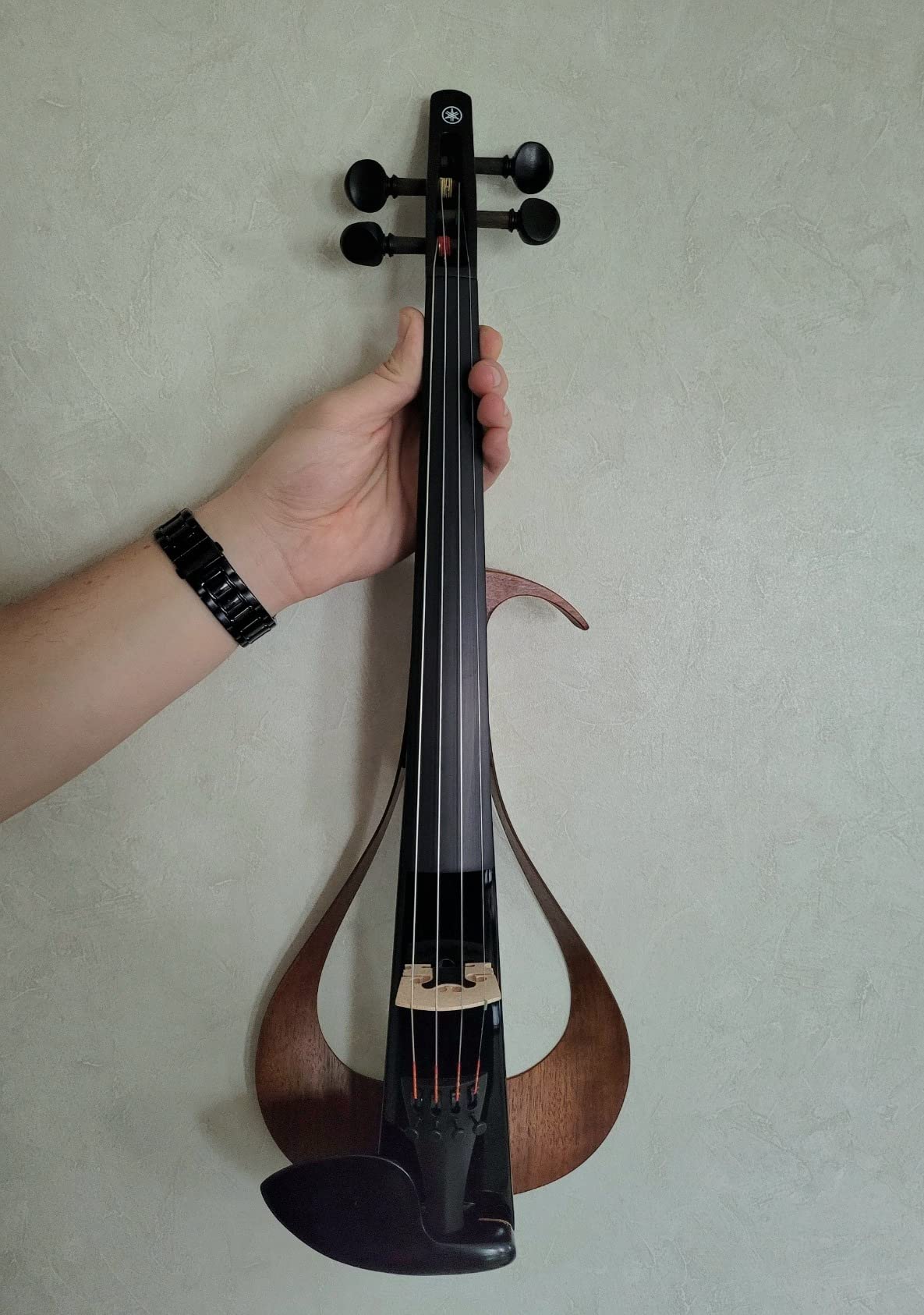Yamaha YEV104BL Electric Violin, Black, 4 String customer photo 2