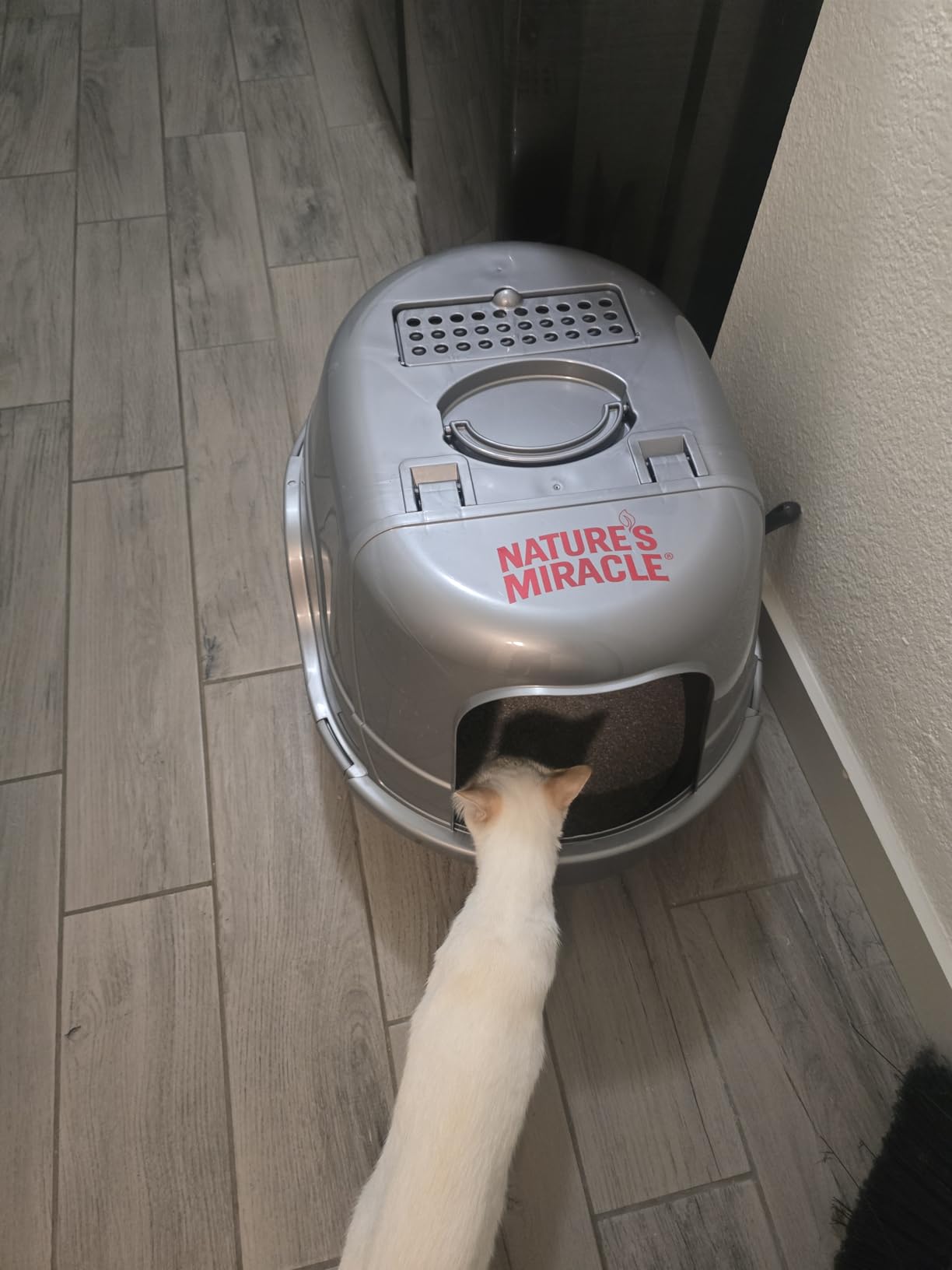 Nature's Miracle Hooded Flip Top Litter Box for Cats, With Built-In Odor Control Charcoal Filter customer photo 1